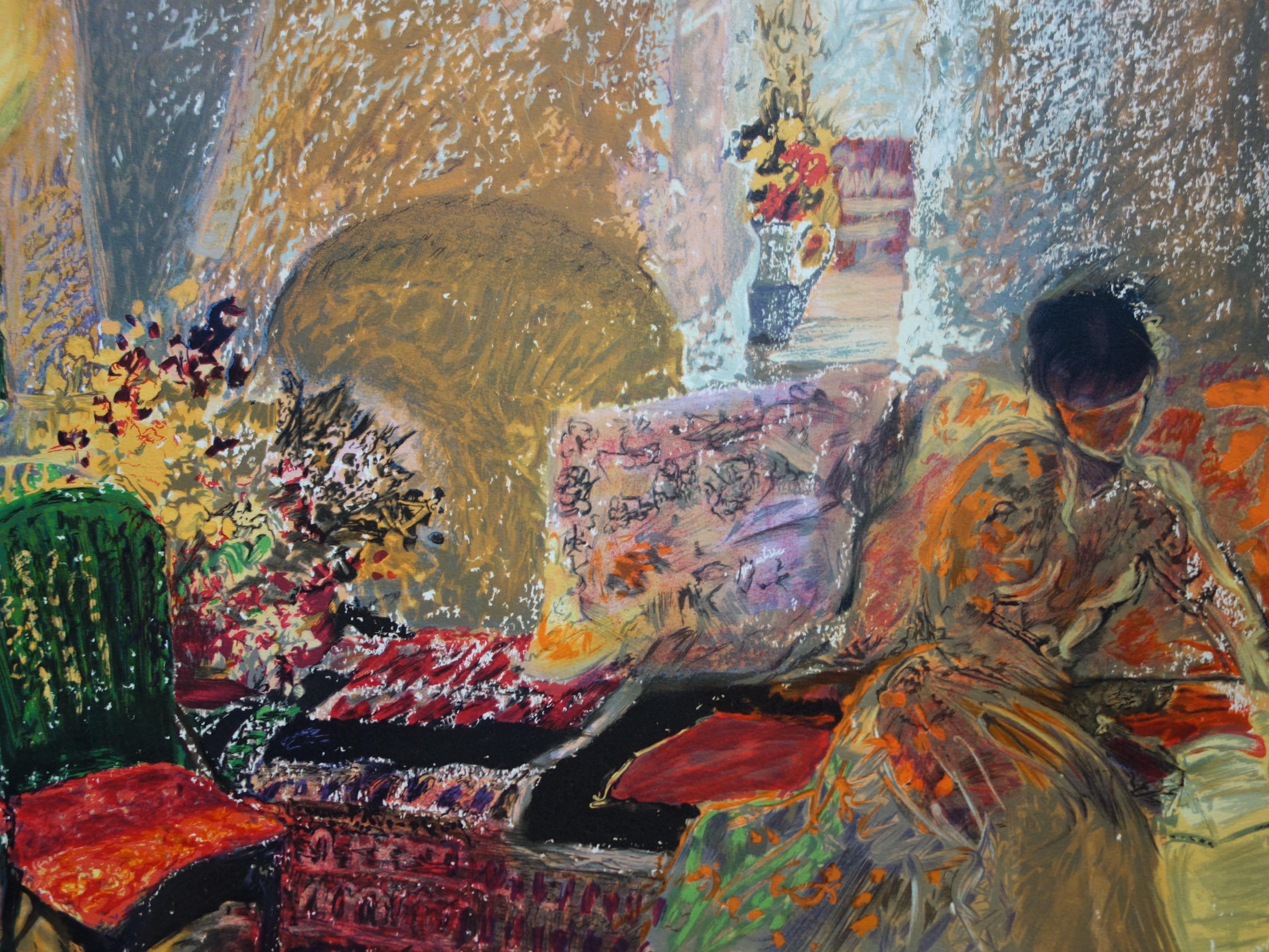 Lire dans le salon - Lithographie originale signée de la main de l'auteur - Marron Interior Print par Yvonne Cheffer Delouis