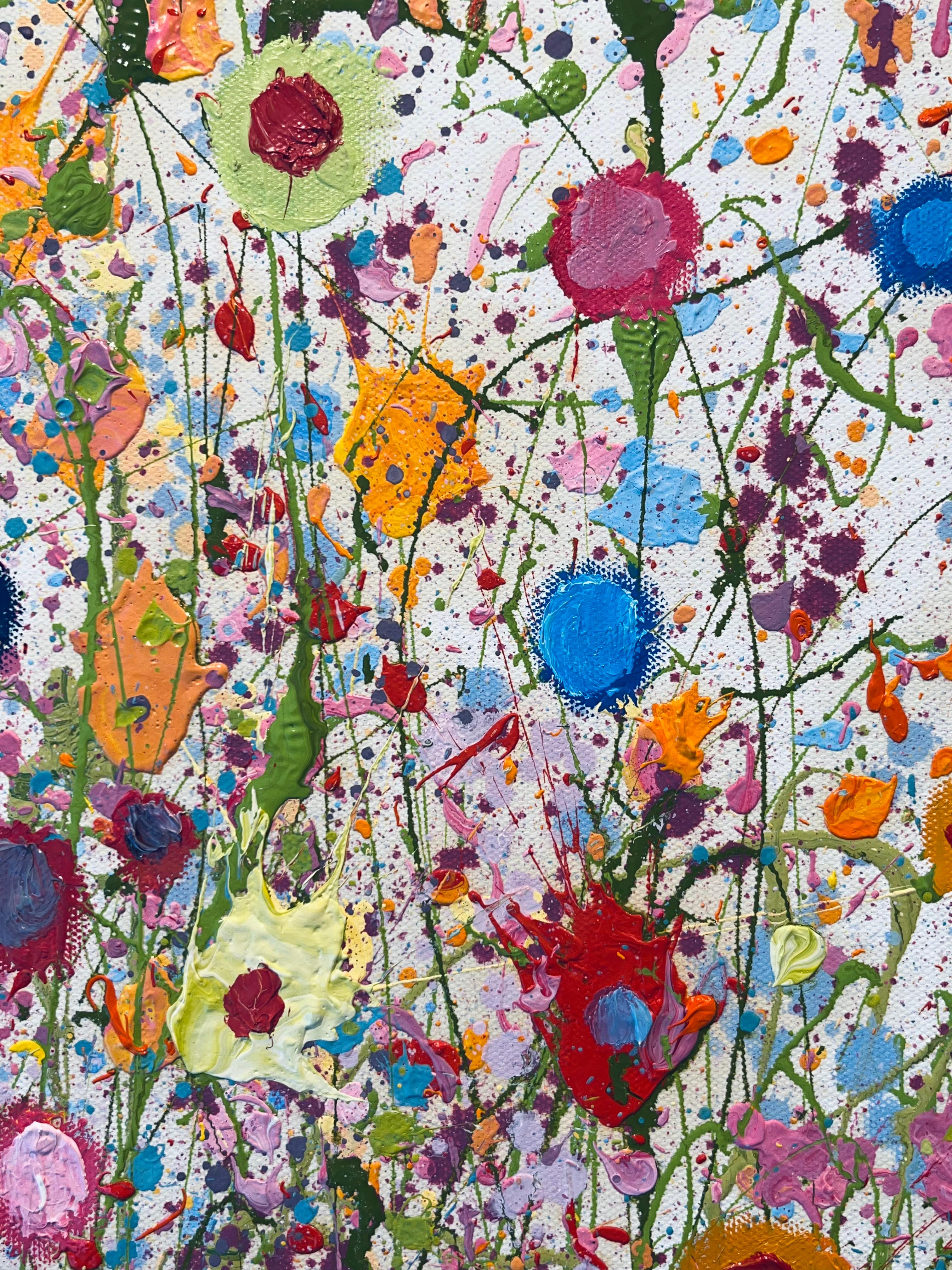Arcobaleni d'amore caleidoscopici - pittura floreale astratta originale - arte moderna - Abstract Painting Beige di Yvonne Coomber