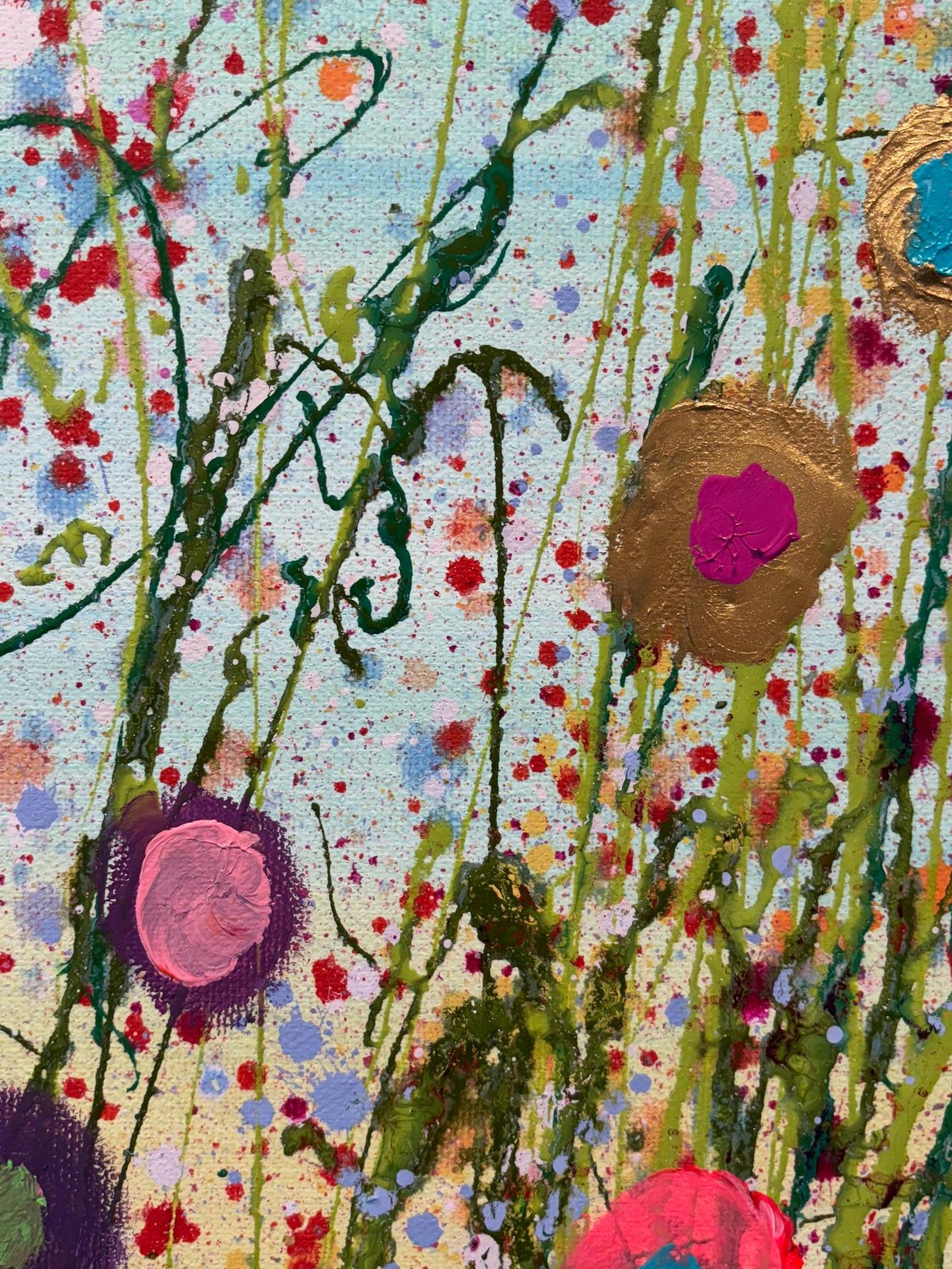The Sea Whispers Sweet Tenderness - peinture à l'huile abstraite et florale - art contemporain - Beige Abstract Painting par Yvonne Coomber