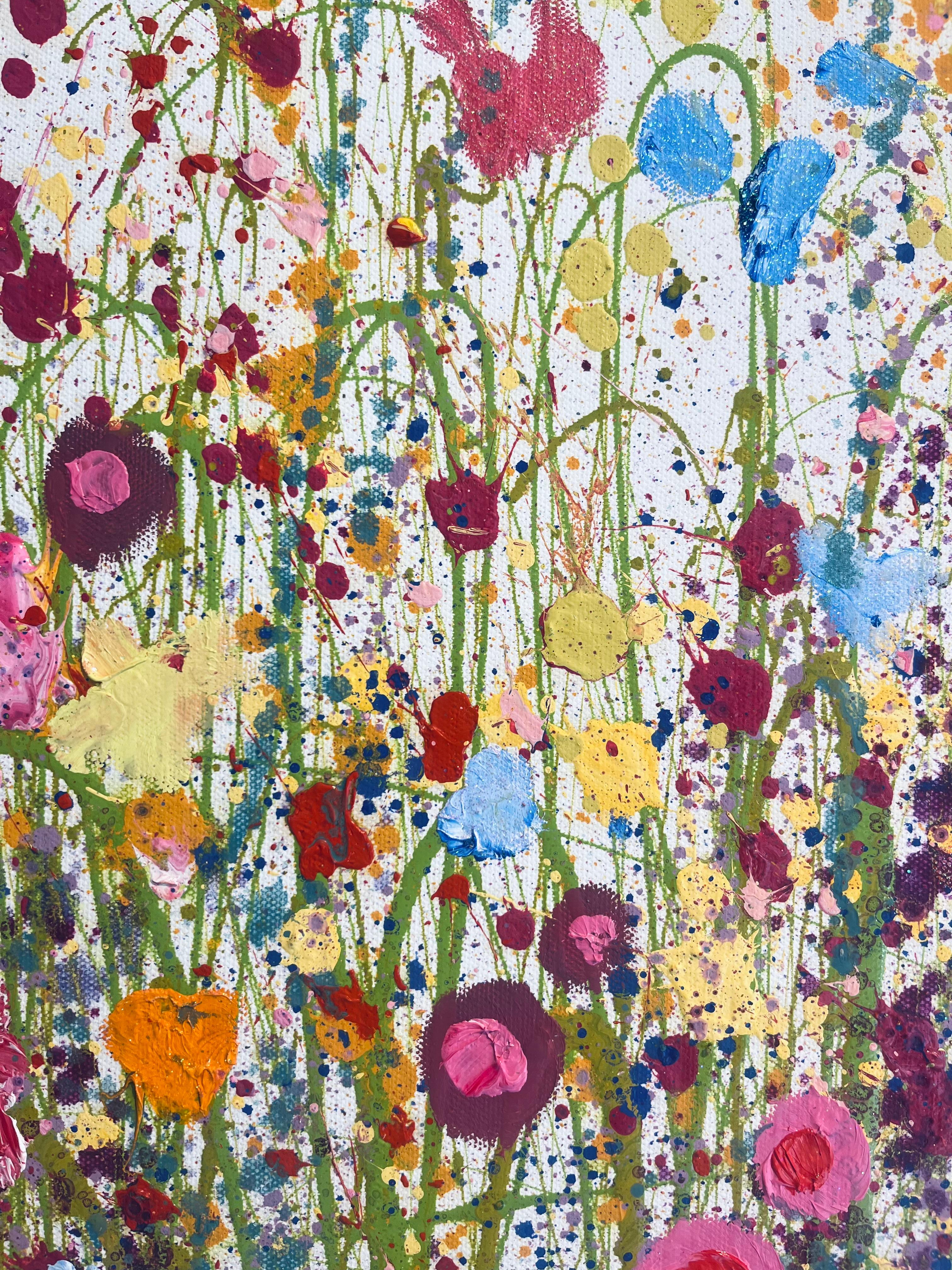 Dove le colombe si baciano (i) - pittura floreale originale - arte astratta contemporanea - Abstract Painting Beige di Yvonne Coomber