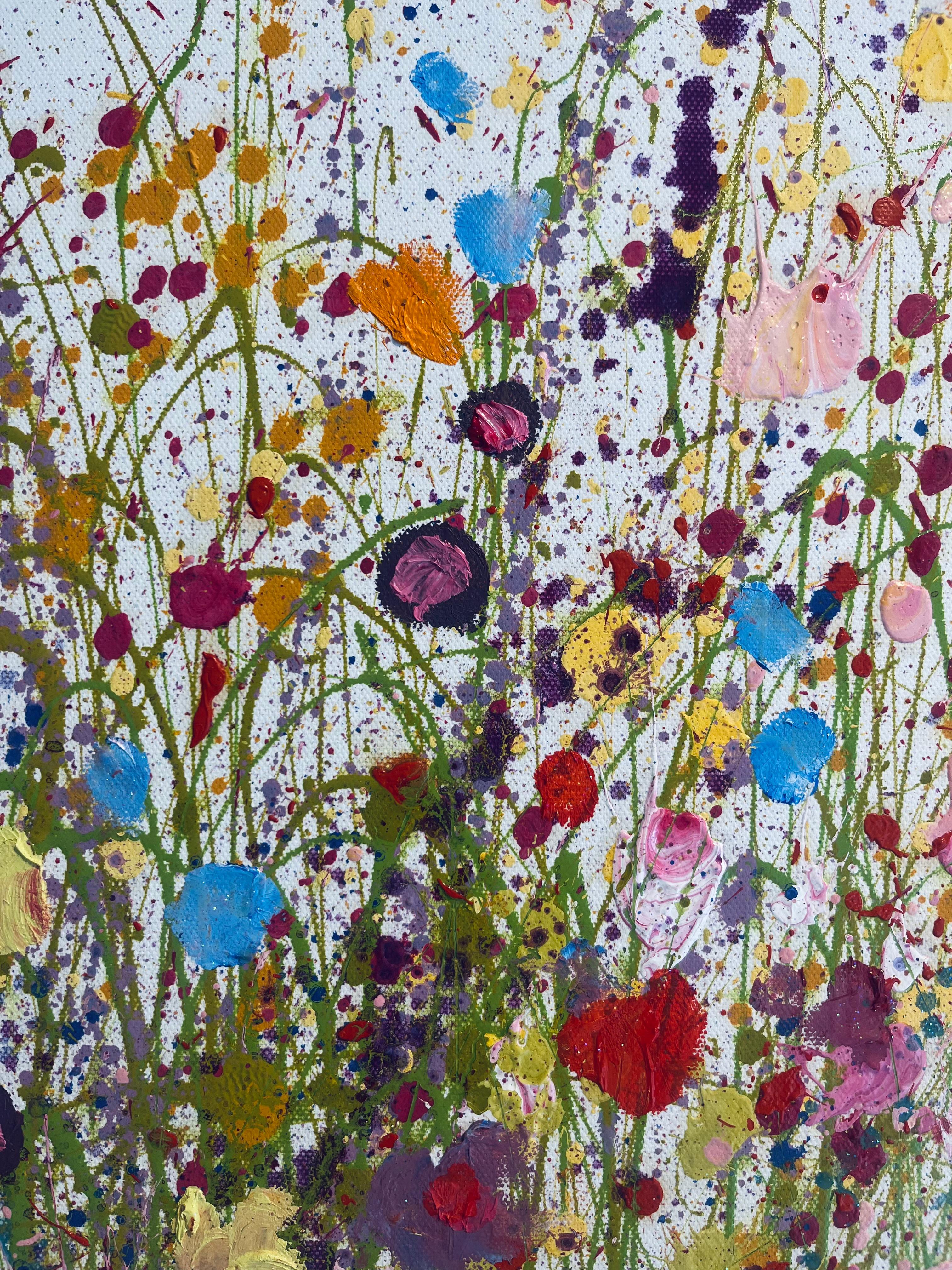 Where Doves Kiss (ii) - peinture à l'huile originale abstraite et florale - art contemporain - Beige Abstract Painting par Yvonne Coomber