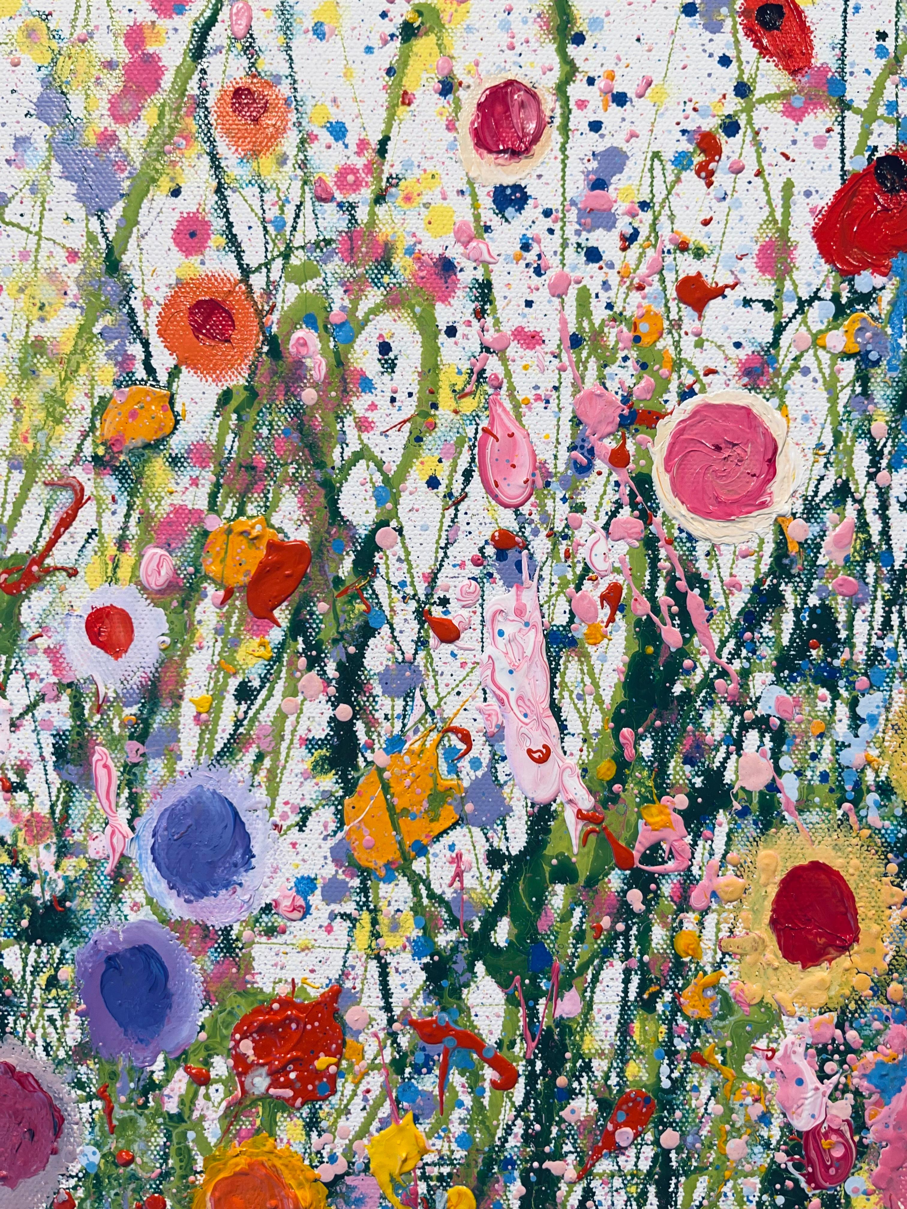 Il tuo dolce amore fa sentire il mio cuore come uno champagne - pittura ad olio astratta floreale - Abstract Painting Beige di Yvonne Coomber