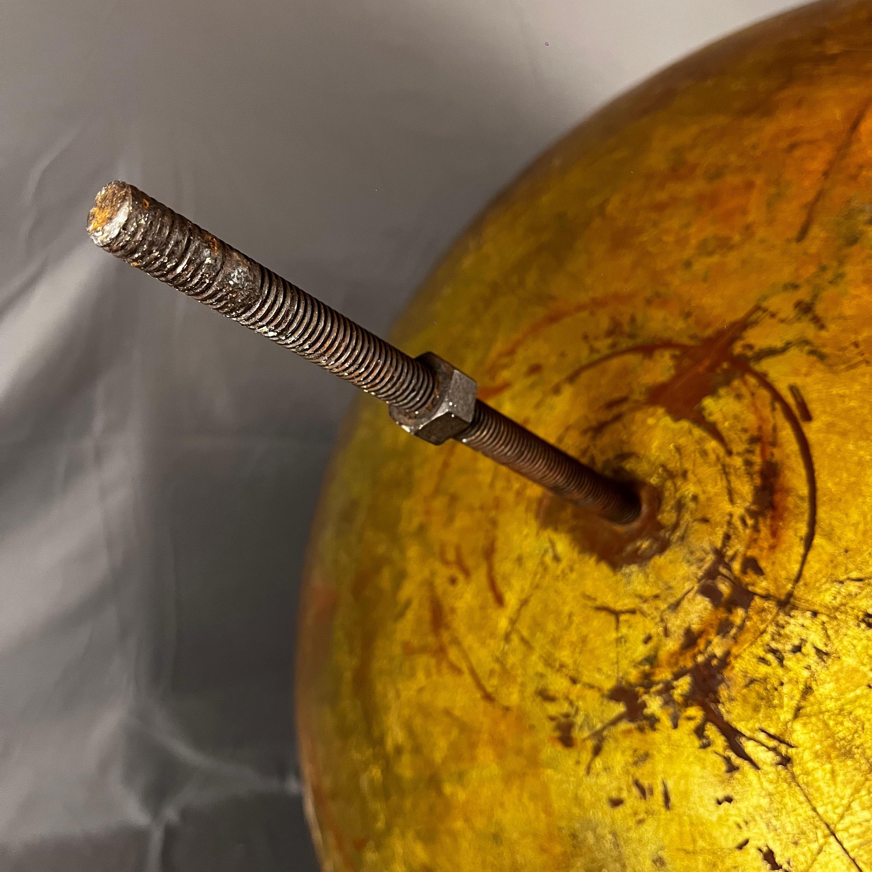 Escultura Esfera de Fibra de Vidrio y Pan de Oro Yvonne Domenge De la Serie 