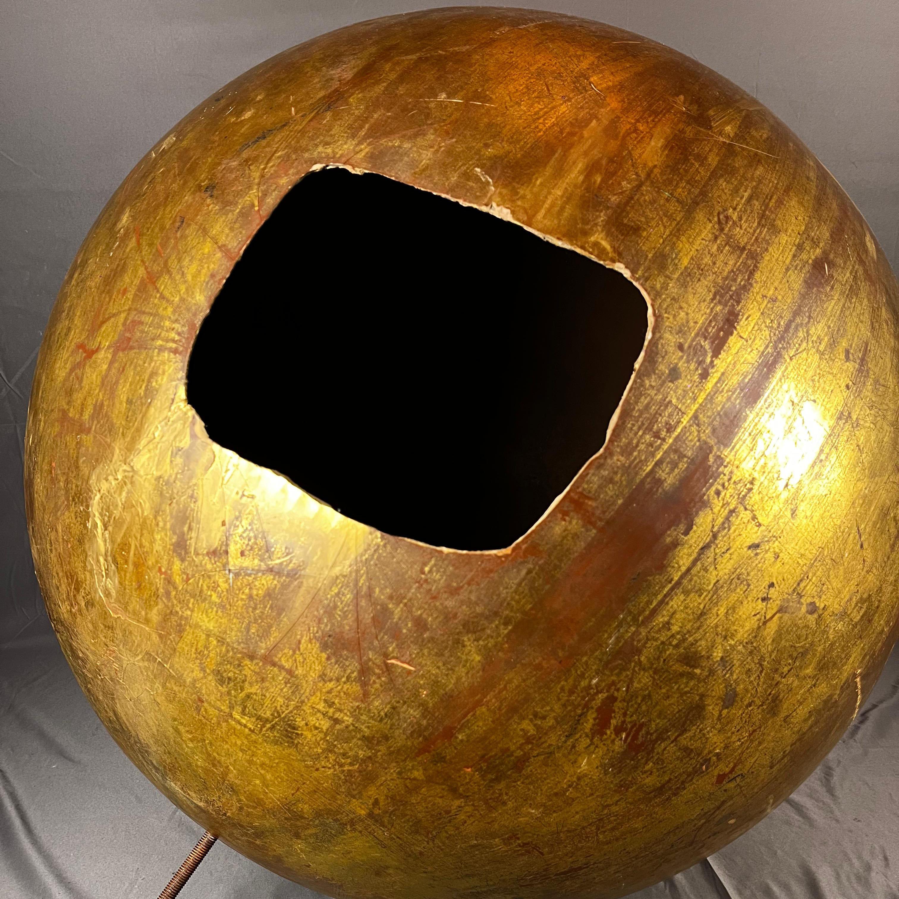 Una rara escultura de fibra de vidrio con esfera de pan de oro de la serie 