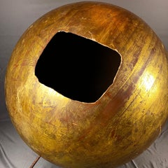 Sfera in fibra di vetro e foglia d'oro della serie "Monadas" di Yvonne Domenge