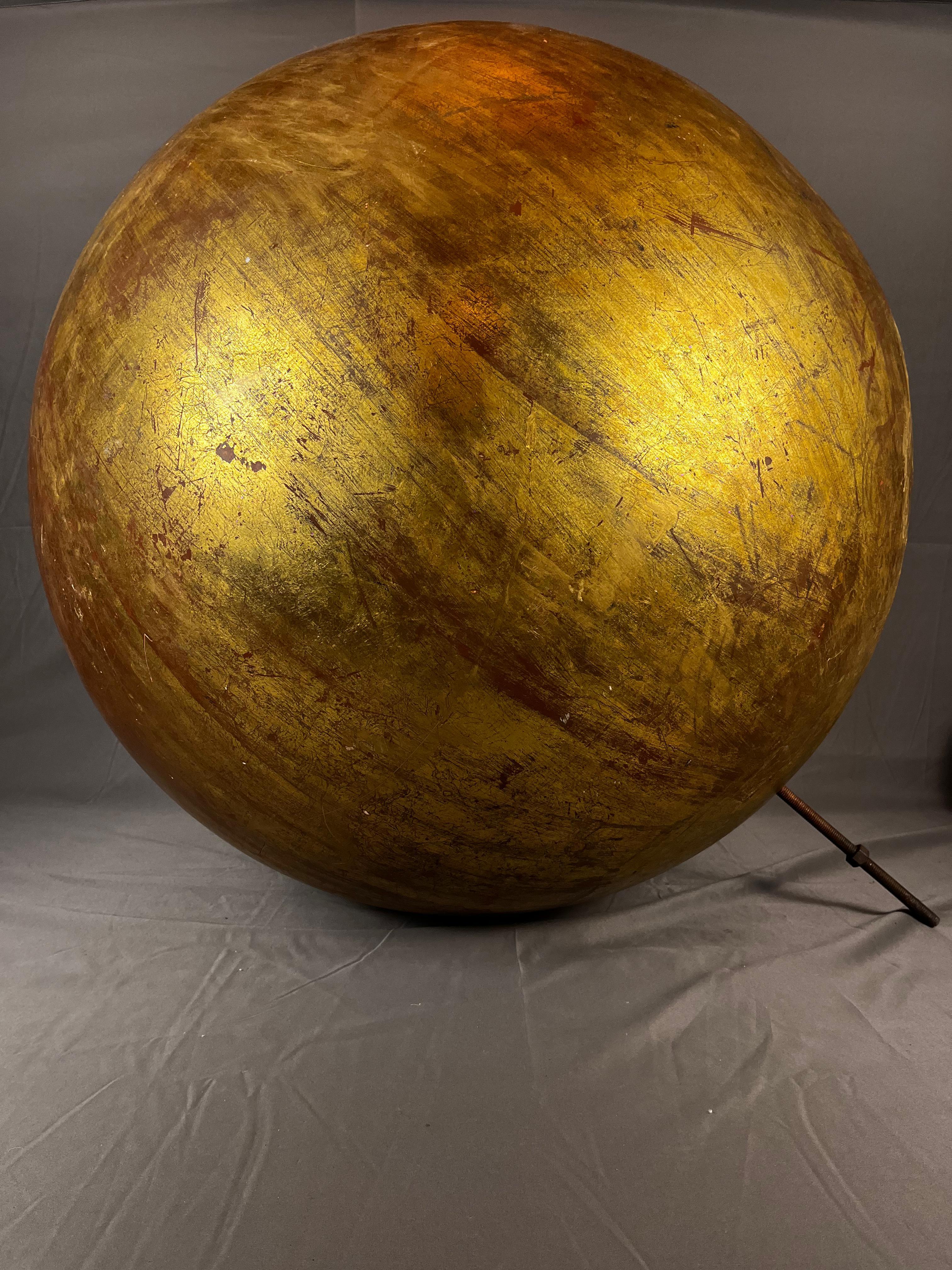 Escultura Esfera de Fibra de Vidrio y Pan de Oro Yvonne Domenge De la Serie 