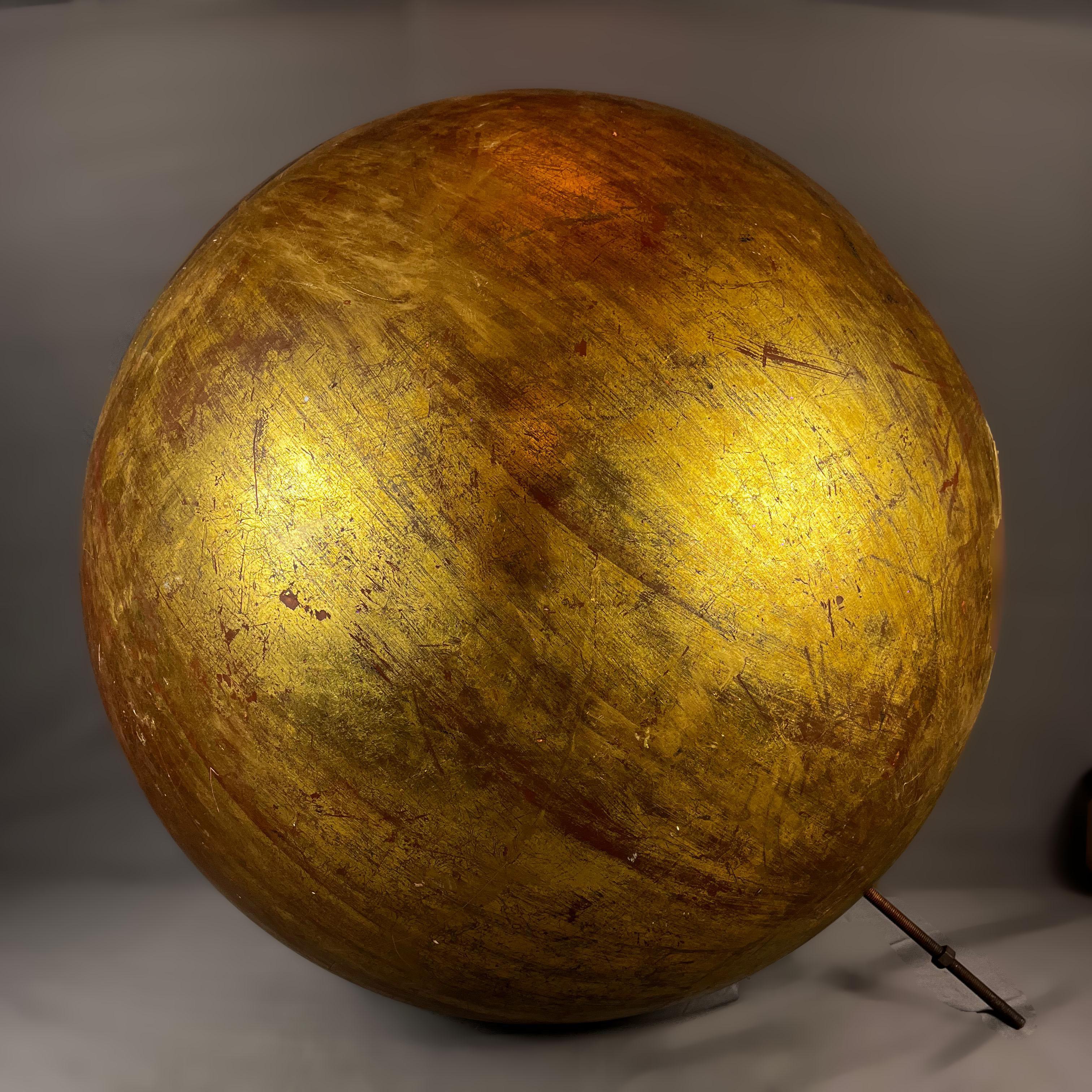 Escultura Esfera de Fibra de Vidrio y Pan de Oro Yvonne Domenge De la Serie 