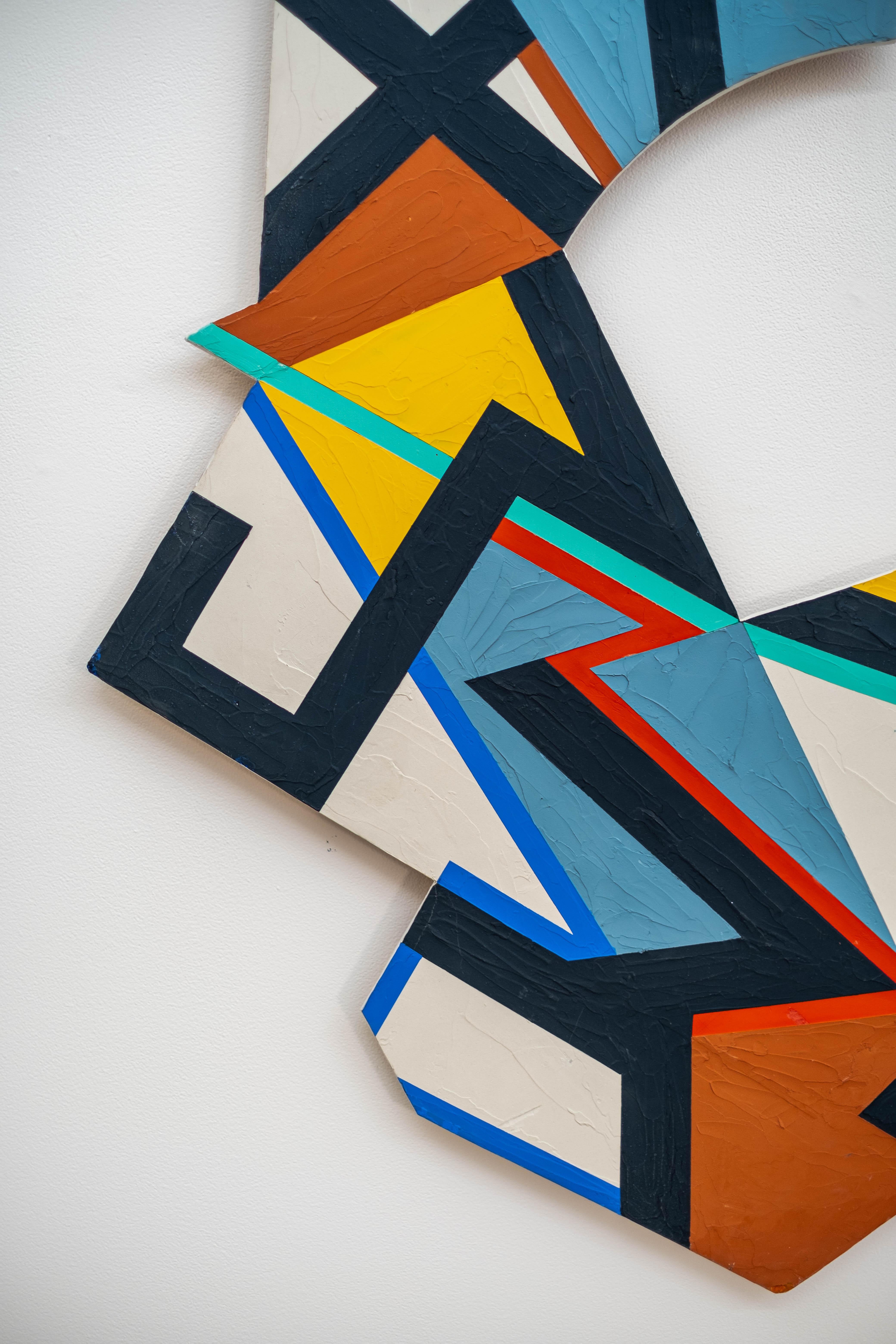 Yvonne Lammerich hat ein dynamisches Muster, kräftige Farben und geometrische Formen verwendet, um dieses visuell beeindruckende zeitgenössische Stück zu schaffen. Die bauklotzartigen Formen - Linien, Dreiecke, Quadrate und architektonische Bögen -