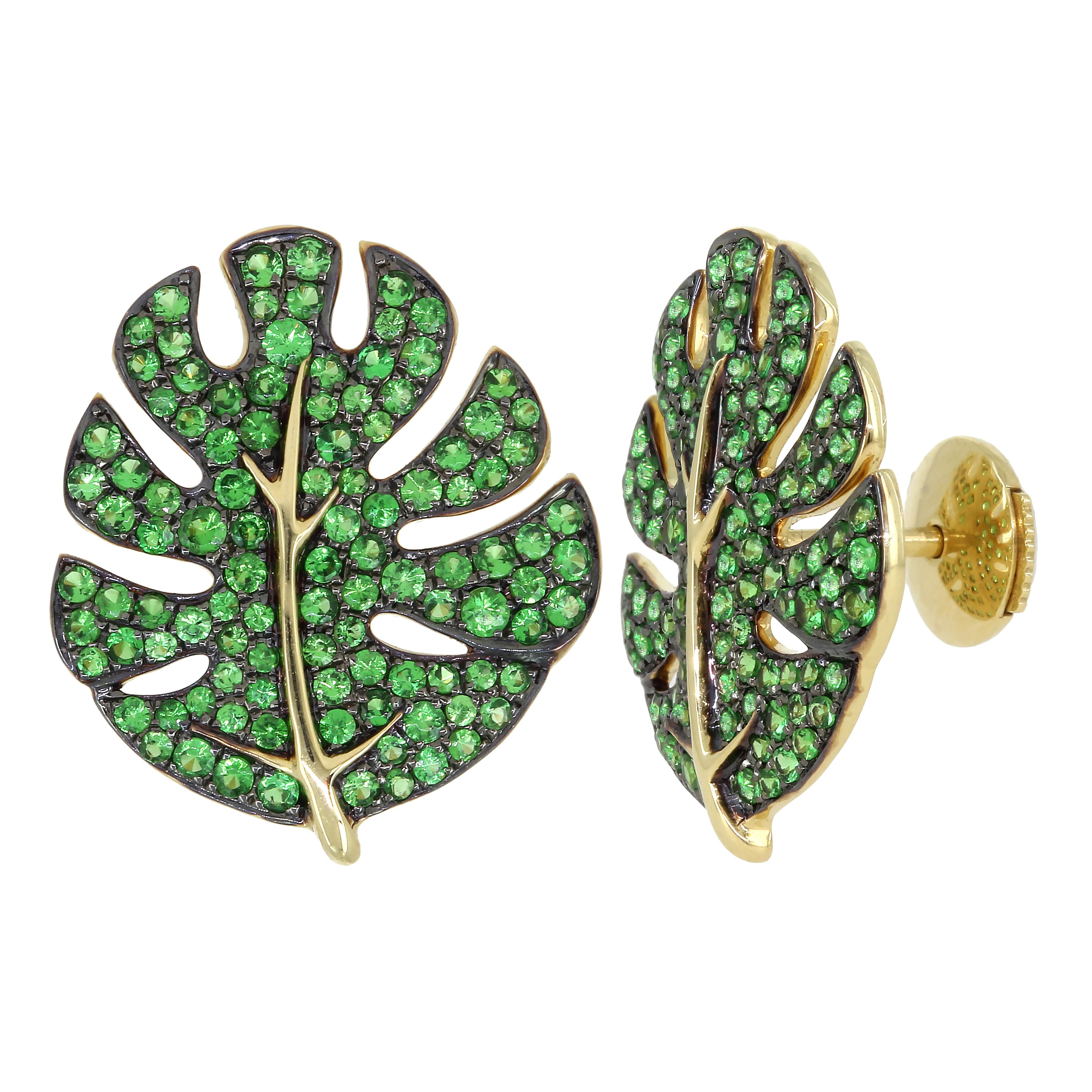 Yvonne Leon Earring 18 Karat Gold and Tsavorites Contemporary Design In New Condition In Paris, FR