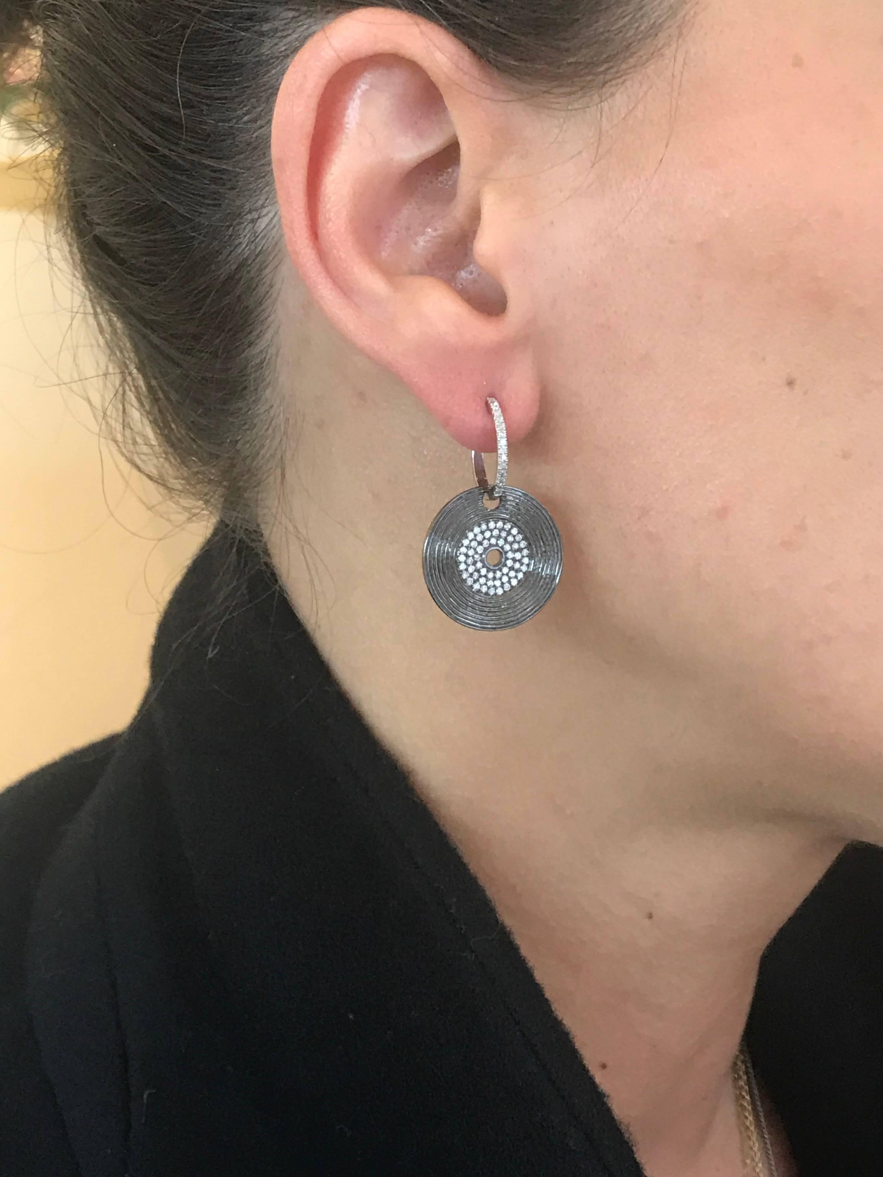Earring in White gold 18 carats 5gr approx.
Grey Diamonds 0,38 carats approx.
Can be wear without the circle, only the Diamond hoop
Sold by Unit