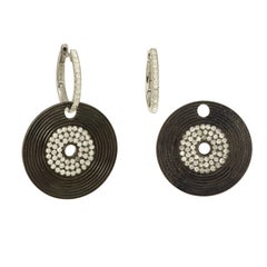 Yvonne Leon
s Earring in 18 Karat Gold with Diamonds and Black Gold Vinyl Shape
