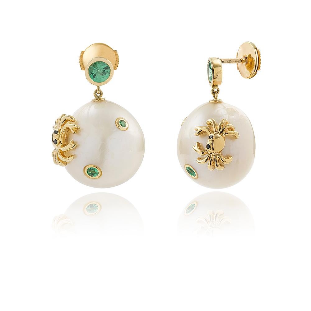 Pair of Earrings in 18 Carats Yellow Gold 12,2gr approx.
Grey Diamonds 0,008ct approx.
Black diamonds 0,006ct approx.
Tsavorites 0,28ct approx.
Rubis 0,36ct approx
Pearls 44,6ct approx.
Sold as Pair
Alpa system
