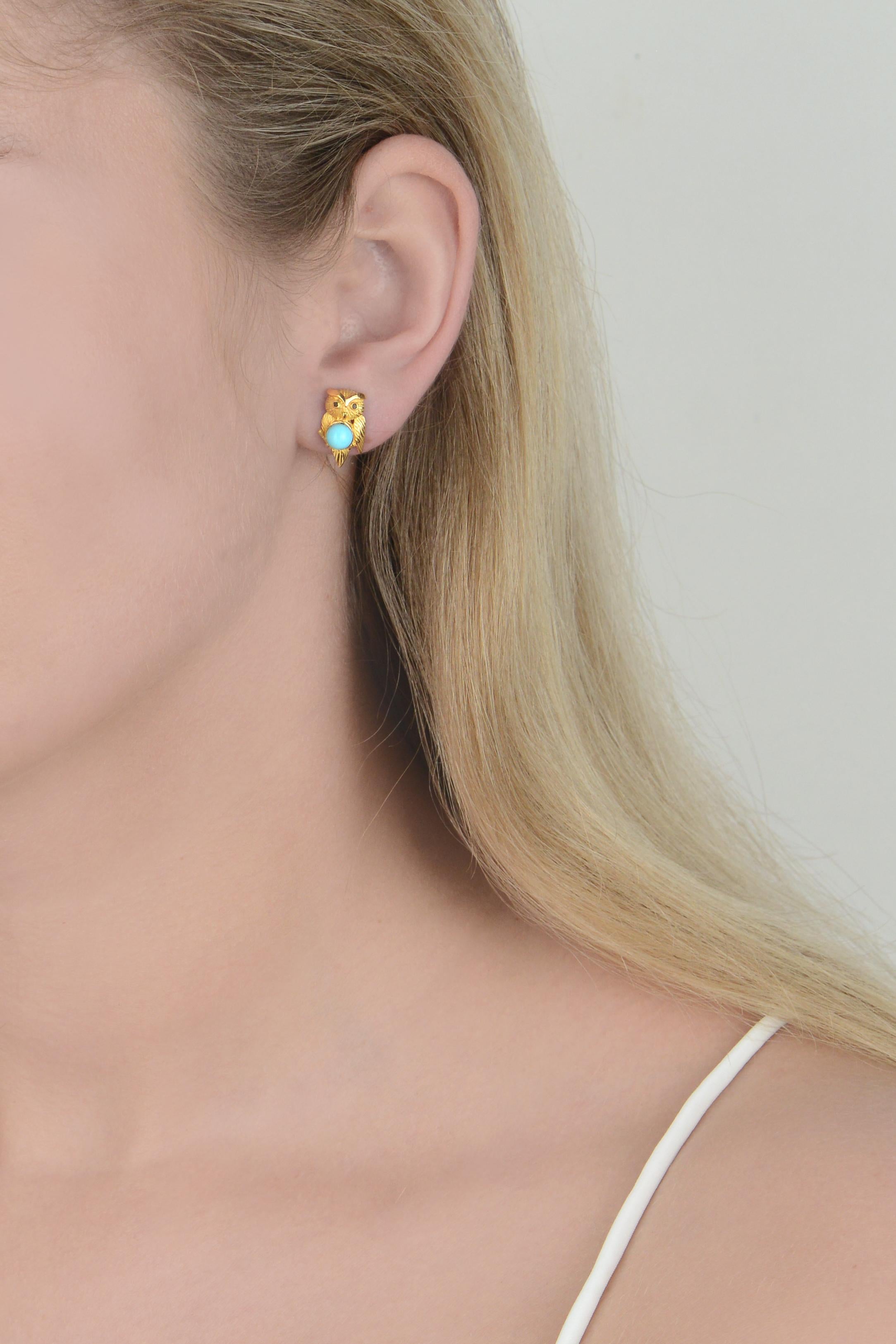 Yvonne Leon's Pair of Owl Earrings Studs in 18 Carat Yellow Gold and Turquoises In New Condition For Sale In Paris, FR