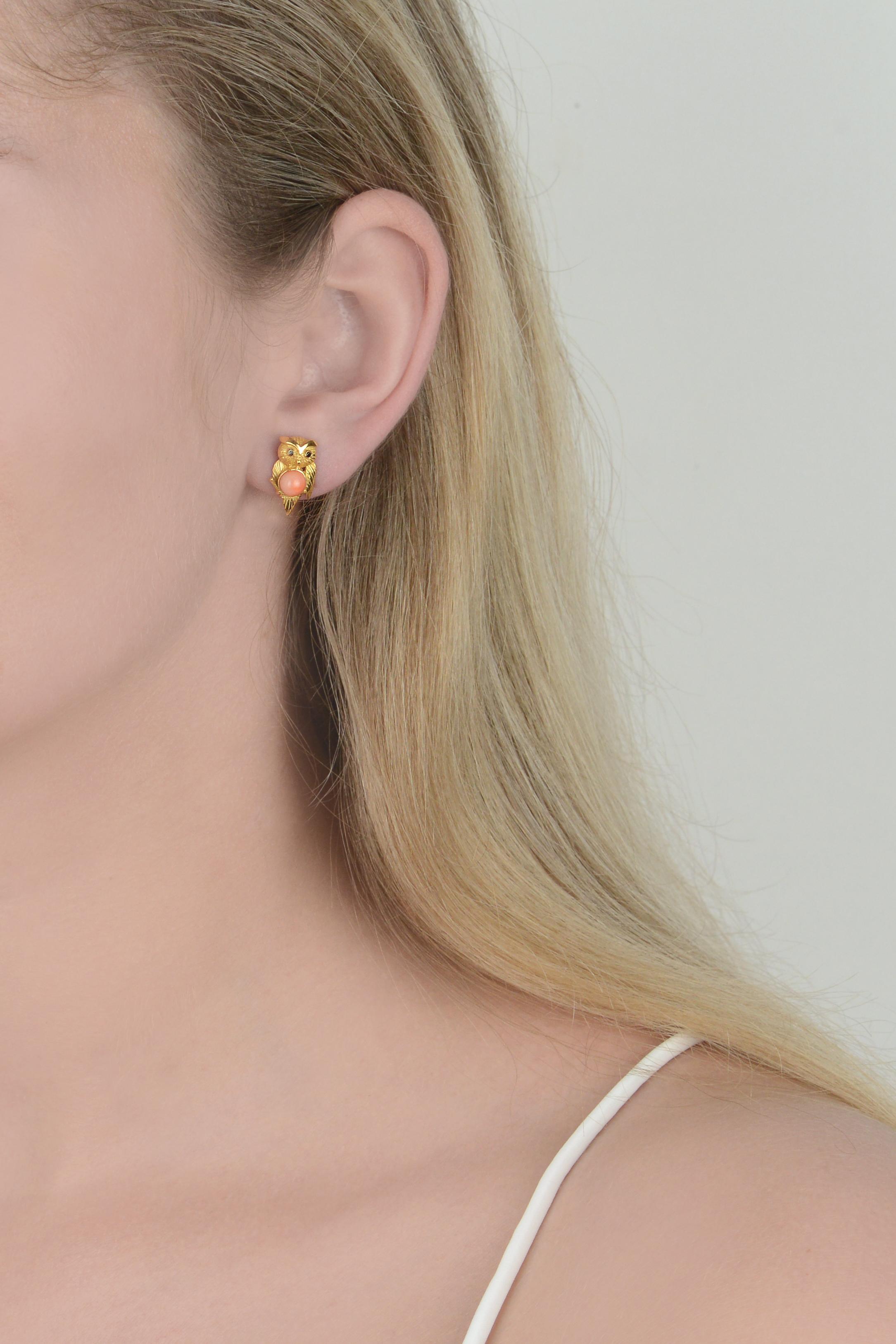 Yvonne Leon's Pari of Owl Earrings Studs in Yellow Gold 18 Carat and Corals In New Condition For Sale In Paris, FR