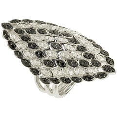 Yvonne Leon
s Set of 3 Rings in 18K White Gold with Diamonds and Black Diamonds