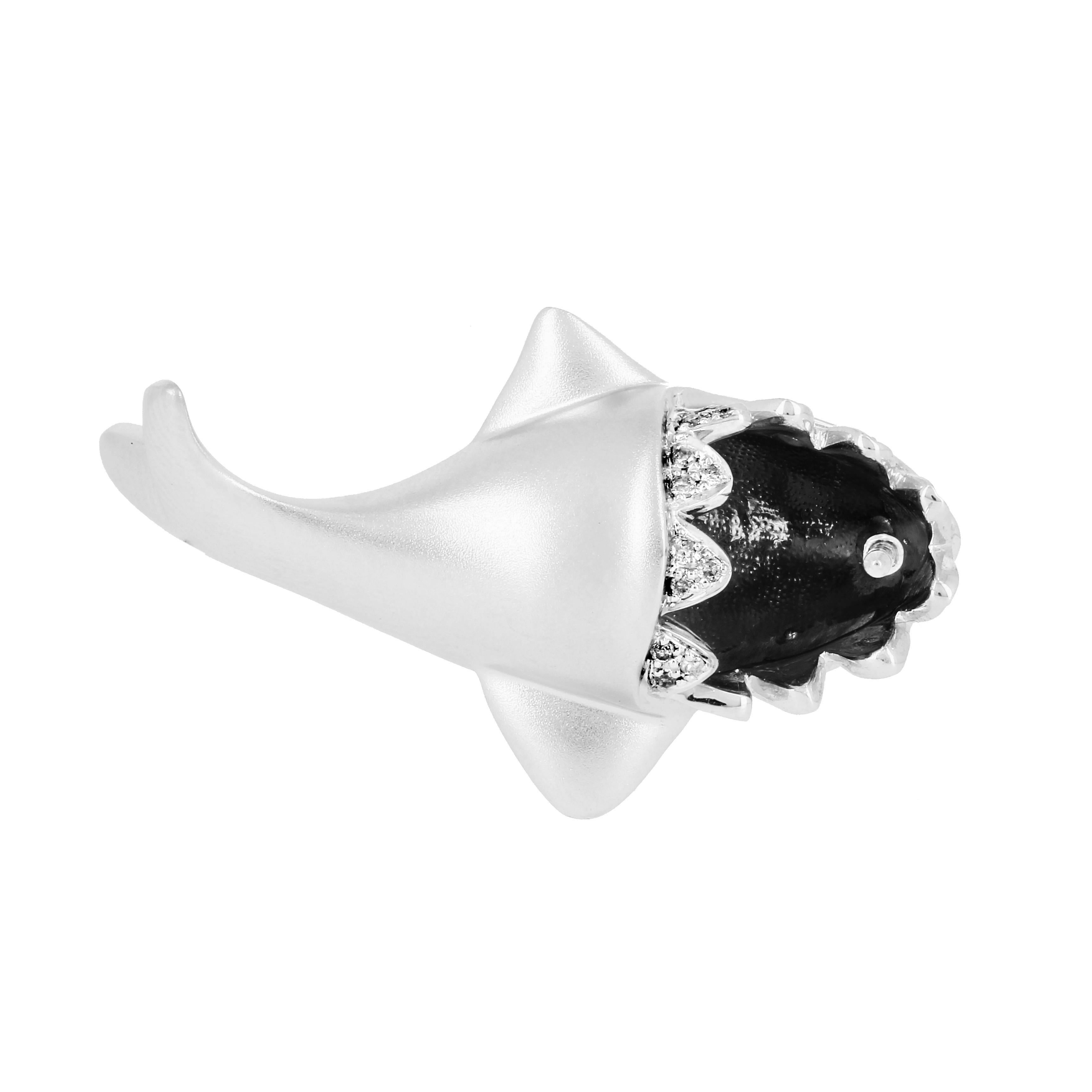 Yvonne Leon's Shark Earring in 18 Karat White Gold with Diamonds In New Condition In Paris, FR