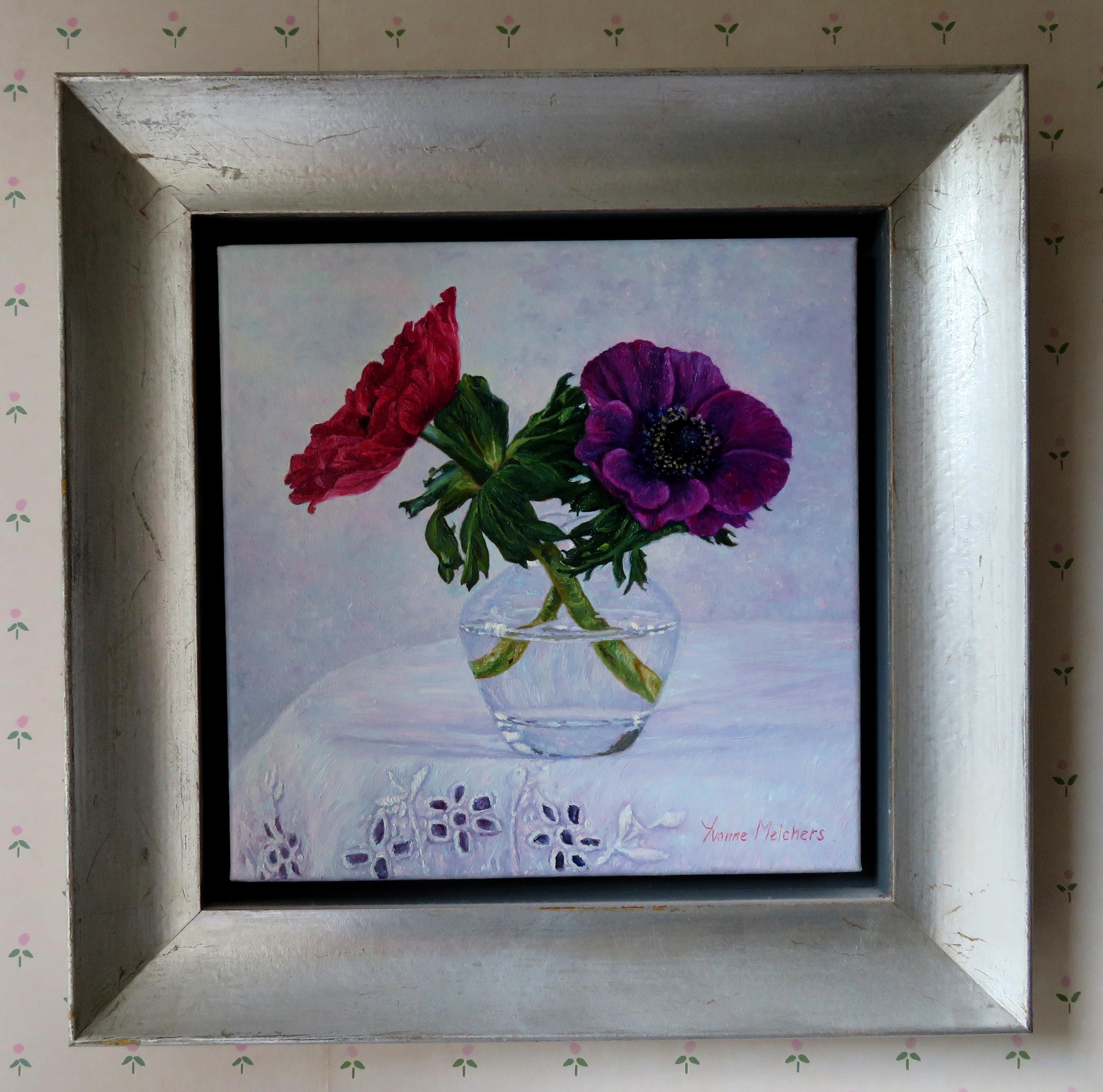 „Glas mit rotem und lila Anemone, „Stillleben, Ölgemälde – Painting von Yvonne Melchers