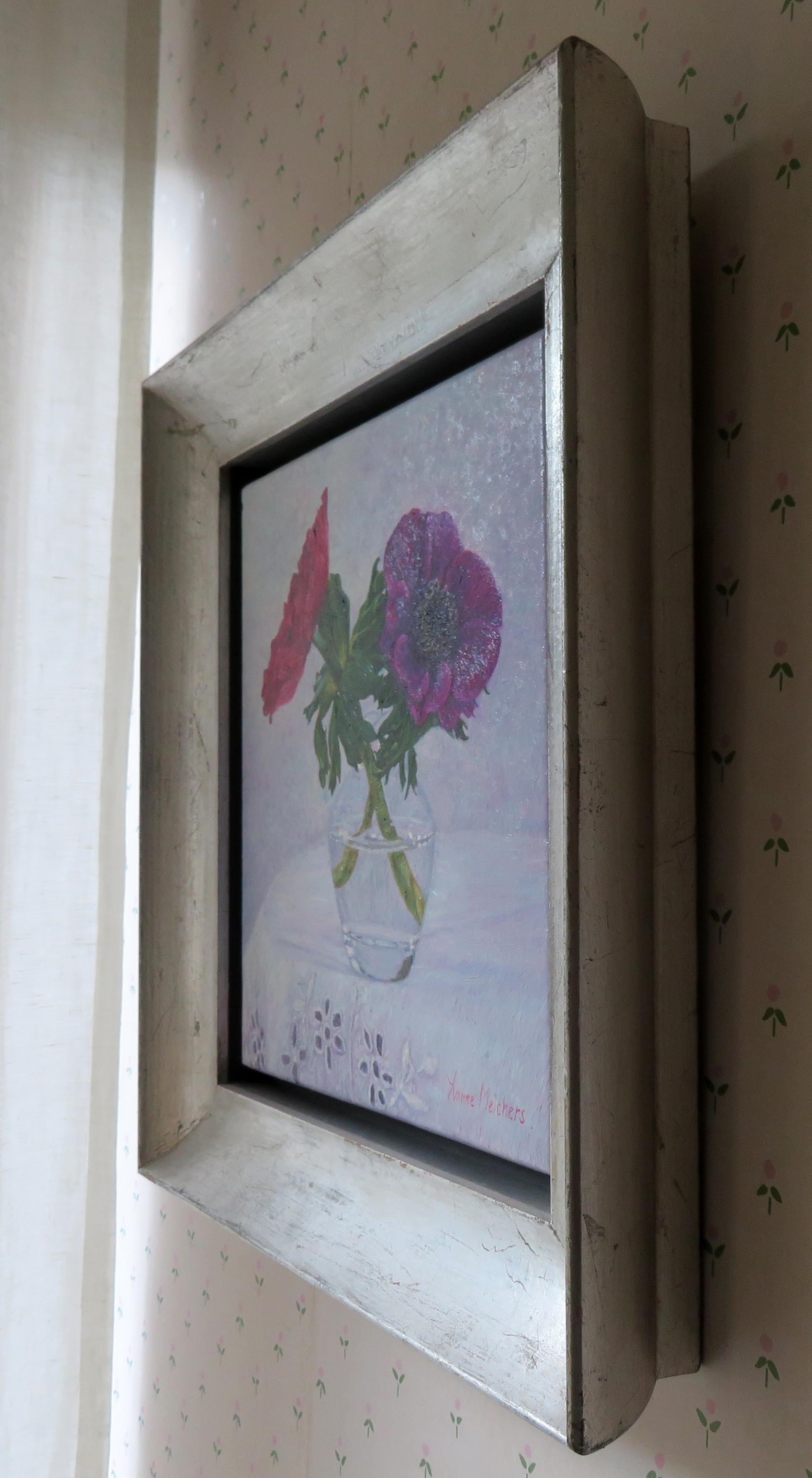 „Glas mit rotem und lila Anemone, „Stillleben, Ölgemälde (Realismus), Painting, von Yvonne Melchers