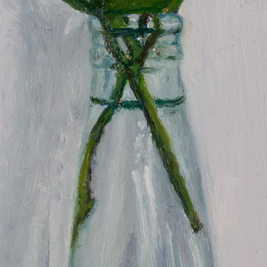 Los últimos capullos de rosa de mi jardín de Yvonne Melchers es un bodegón al óleo finamente pintado que capta la delicada transición de las últimas flores de la naturaleza. La composición, pintada sobre panel y de 15 x 15 cm, presenta dos capullos