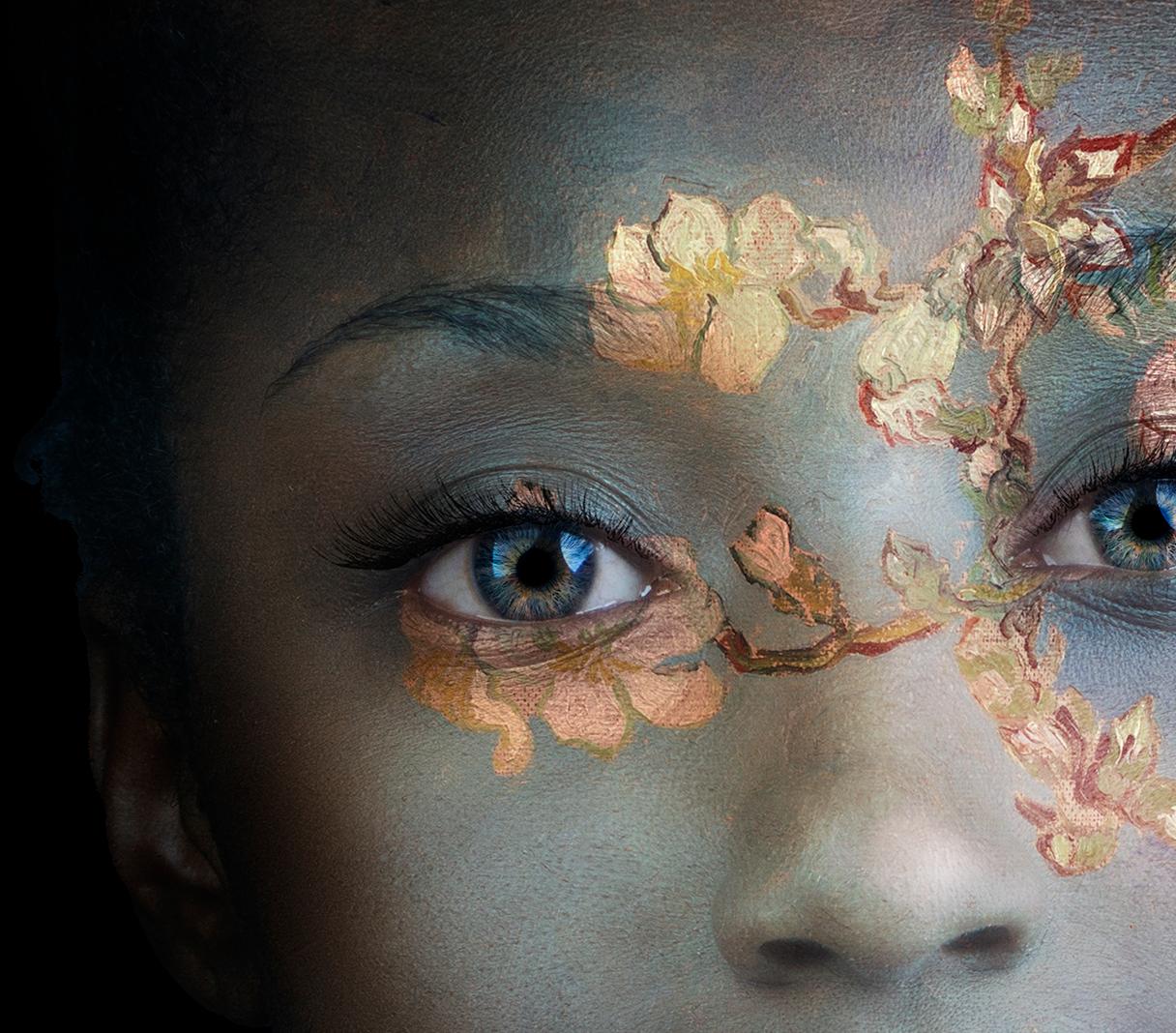''Blossom'' Ritratto olandese contemporaneo di una ragazza con fiore, fotografia - Photograph di Yvonne Michiels