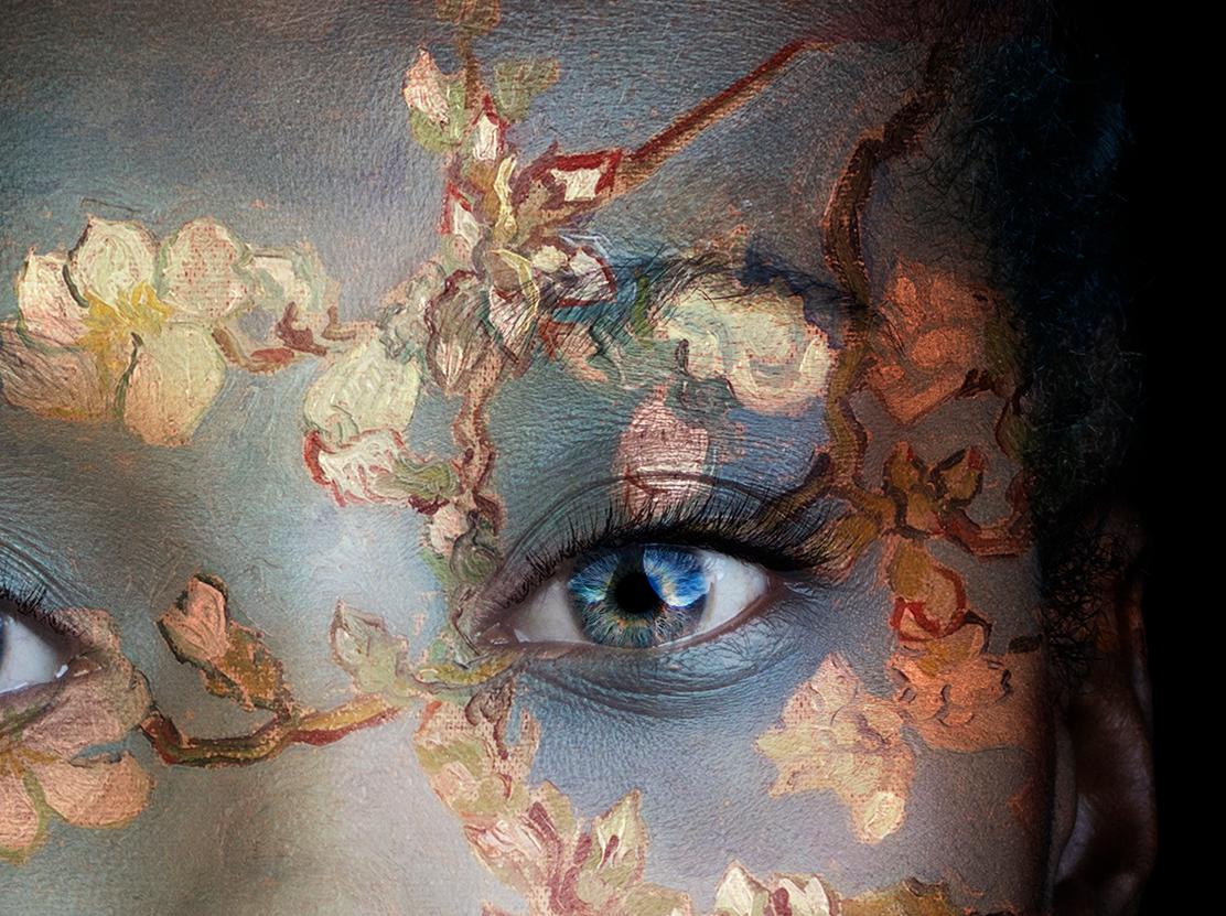 ''Blossom'' Ritratto olandese contemporaneo di una ragazza con fiore, fotografia - Photograph Contemporaneo di Yvonne Michiels