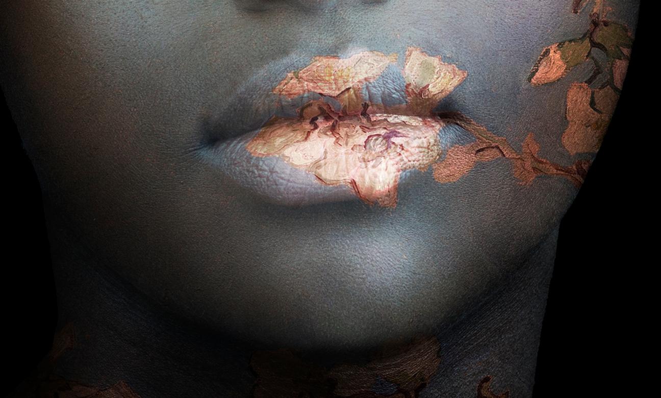 ''Blossom'' Ritratto olandese contemporaneo di una ragazza con fiore, fotografia - Portrait Photograph Nero di Yvonne Michiels