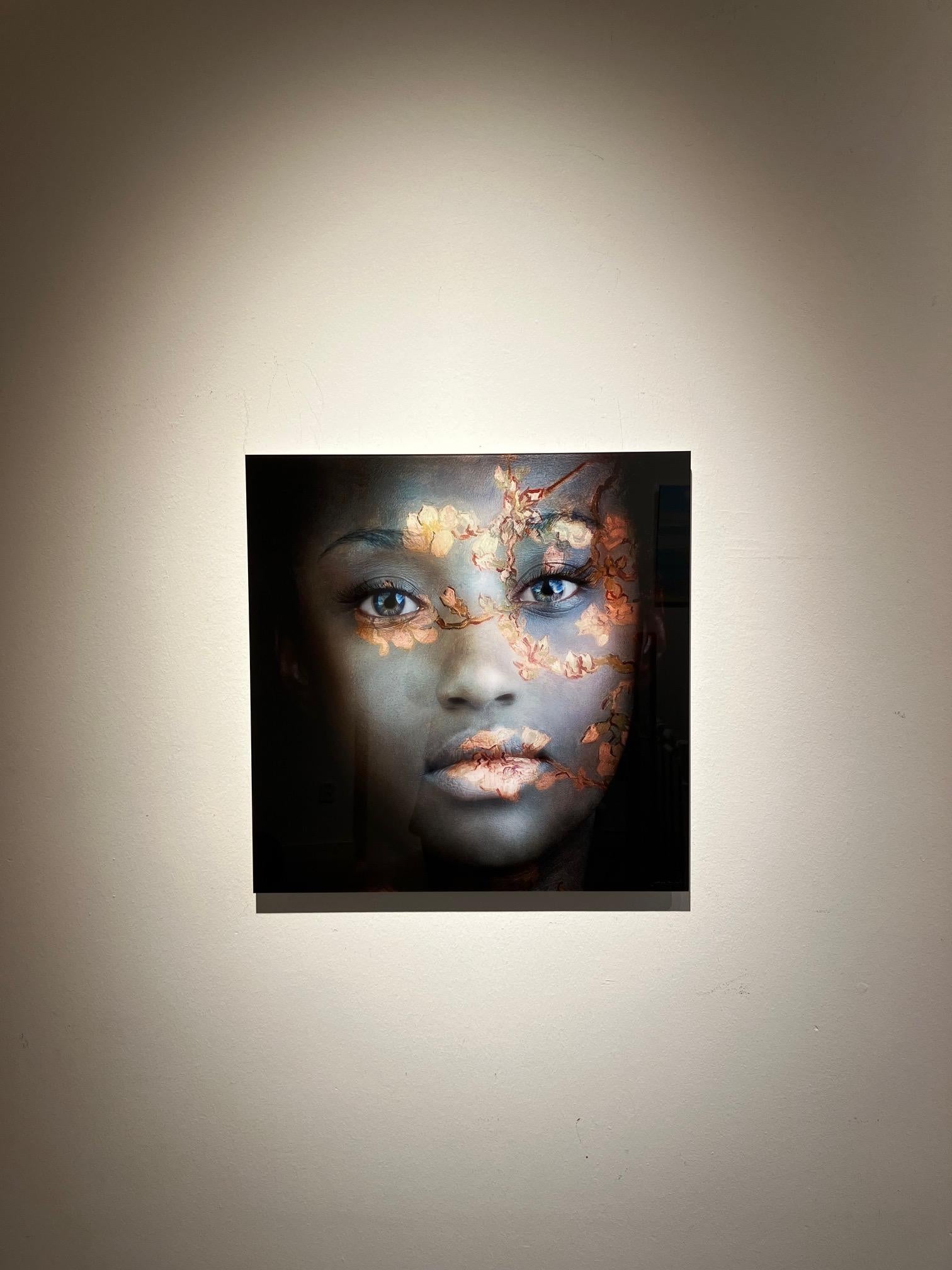 ''Blossom'' Ritratto olandese contemporaneo di una ragazza con fiore, fotografia 1