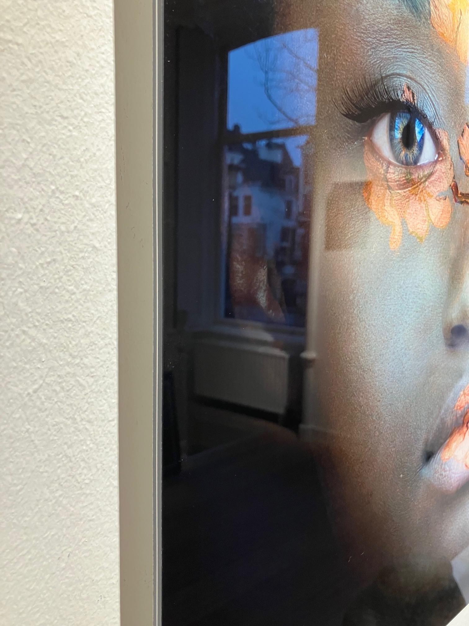 ''Blossom'' Ritratto olandese contemporaneo di una ragazza con fiore, fotografia 2