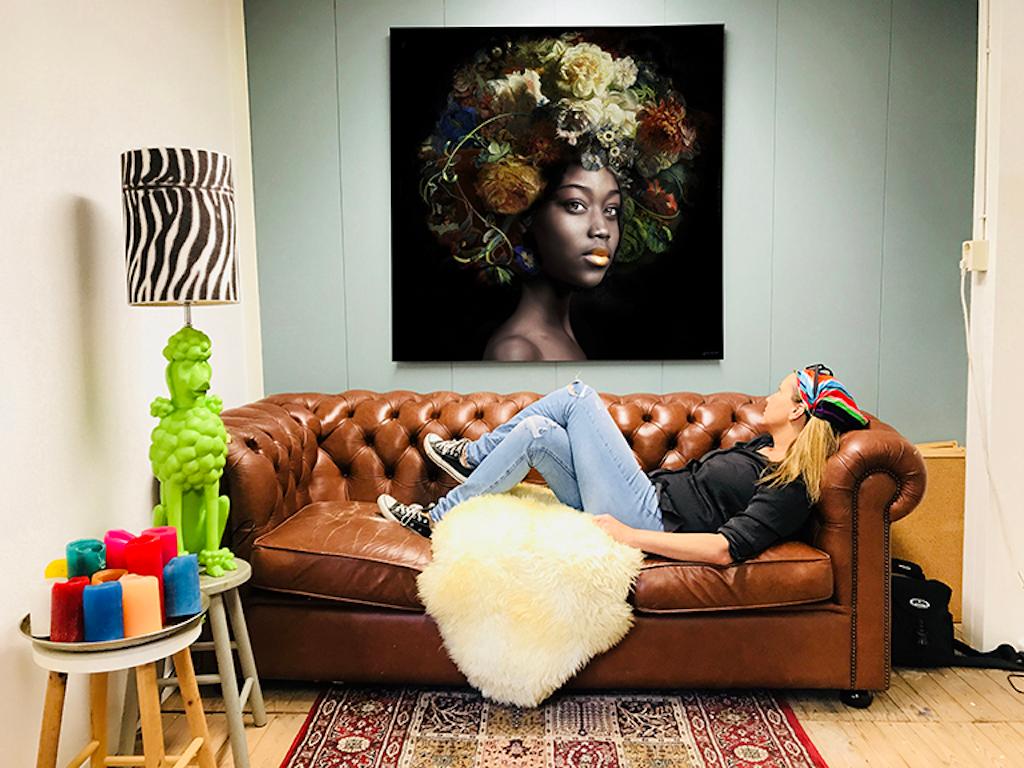 ''Blossom'' Ritratto olandese contemporaneo di una ragazza con fiore, fotografia 4