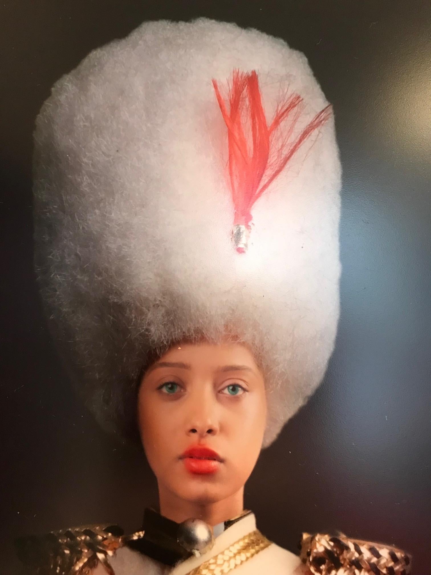 ''Muñeca viviente Lisa'' Retrato de una muñeca viviente disfrazada - Photograph de Yvonne Michiels