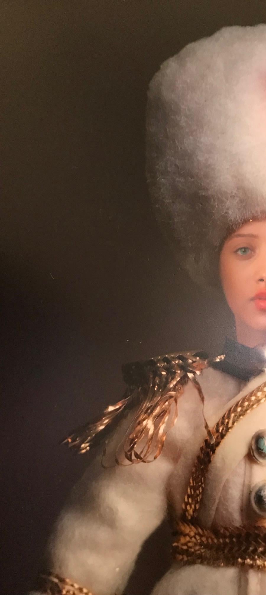 ''Muñeca viviente Lisa'' Retrato de una muñeca viviente disfrazada - Photograph Contemporáneo de Yvonne Michiels