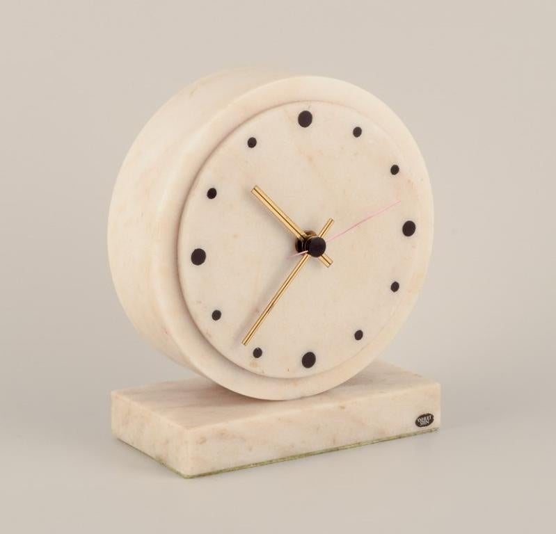 Yxhult Sten, Sweden. Tabletop clock in white marble with brass hands.
In Art Deco style
From the 1970s.
In excellent condition with minimal signs of use.
Label on front.
Dimensions: Diameter 16.0 cm x Height 19.0 cm.