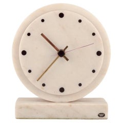 Yxhult Sten, Suède. Horloge de table en marbre blanc avec aiguilles en laiton