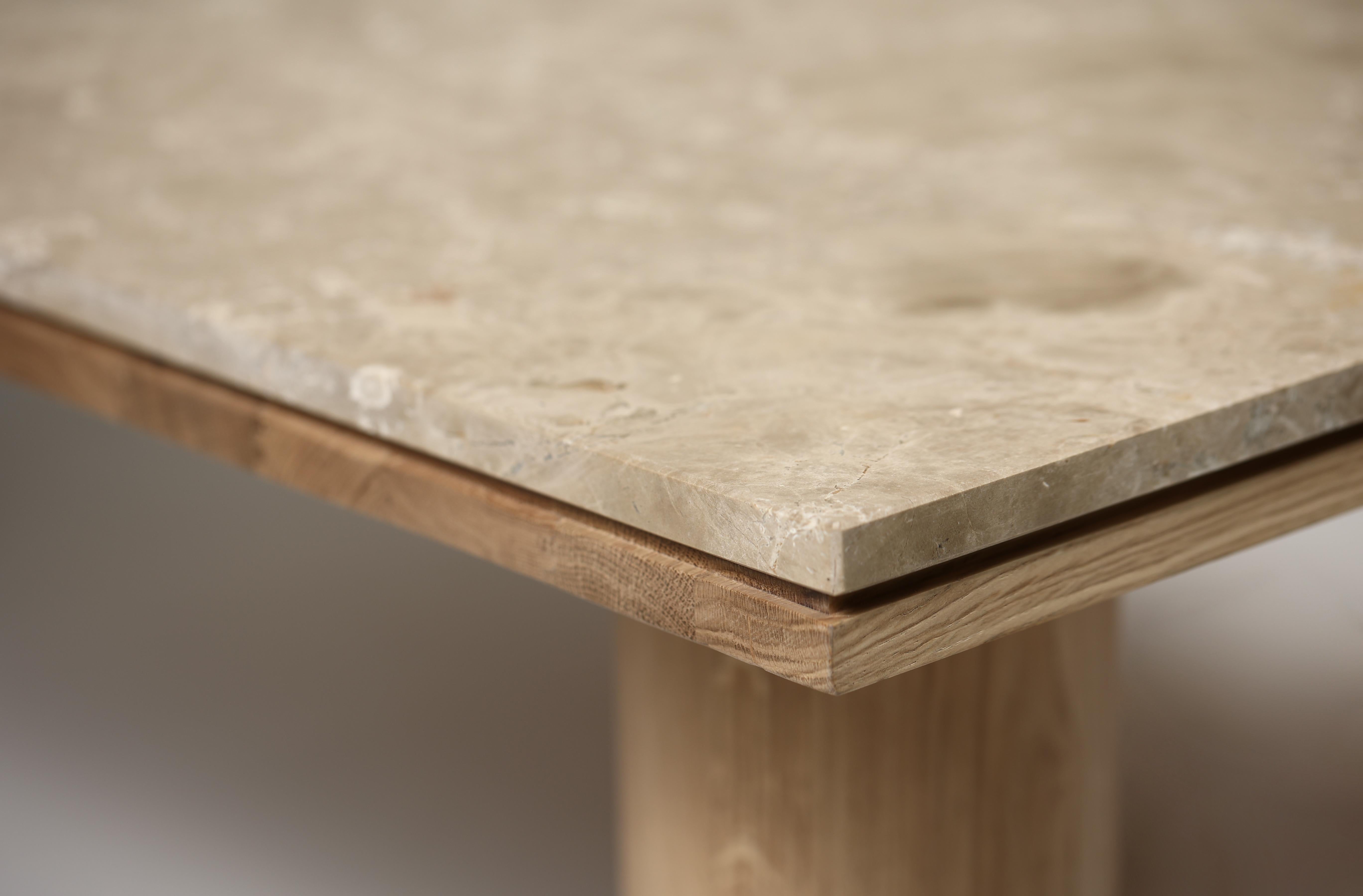La table basse Eleg est l'un de nos produits les plus imposants qui parvient par l'absurde à conserver une élégance sans pareille.
 
Le plateau en marbre est collé à un plateau en bois, et des pieds tournés soutiennent l'ensemble luxueux.
