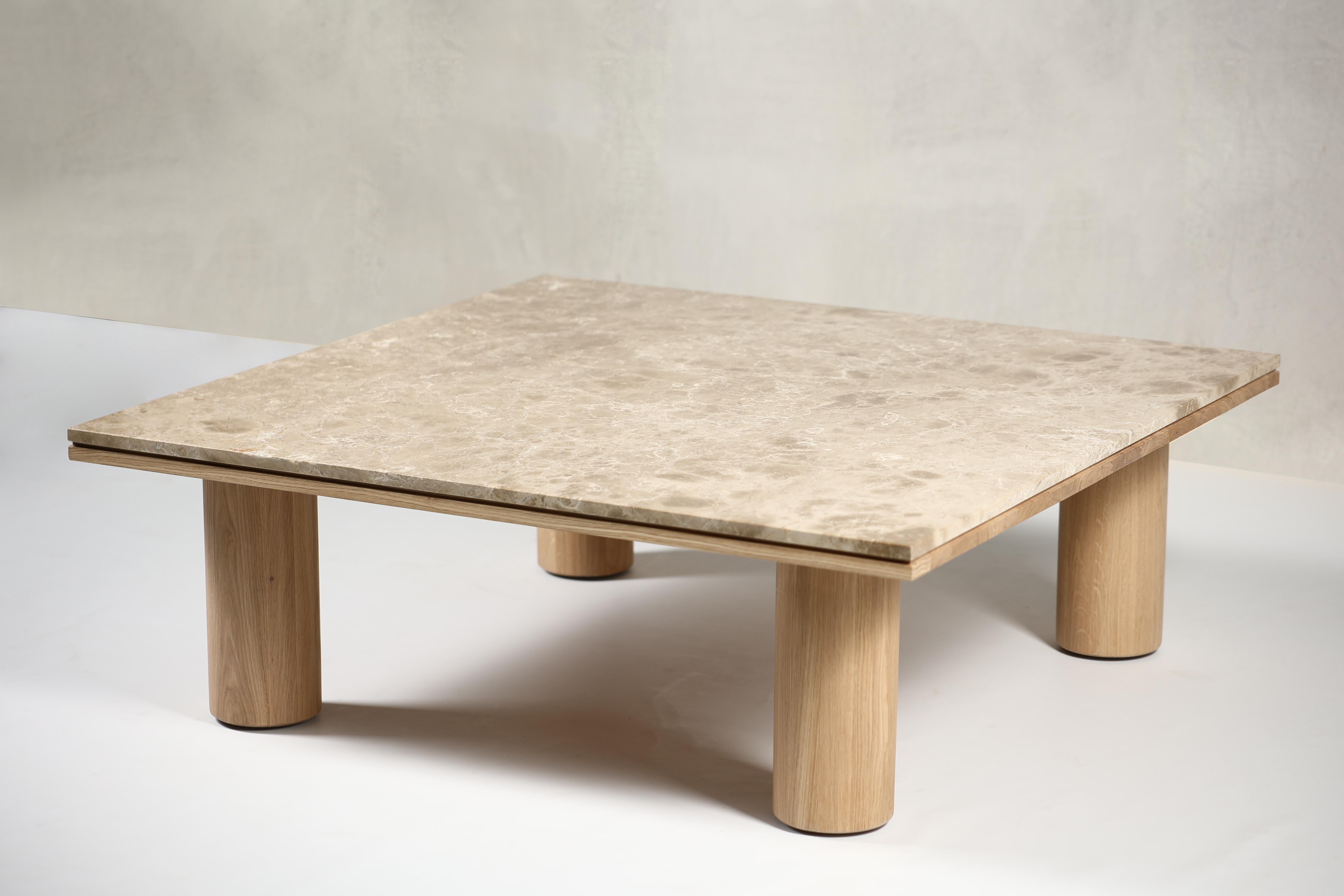 Roumain Table basse Yzma avec plateau en marbre et chêne massif (La collection Saga en chêne) en vente