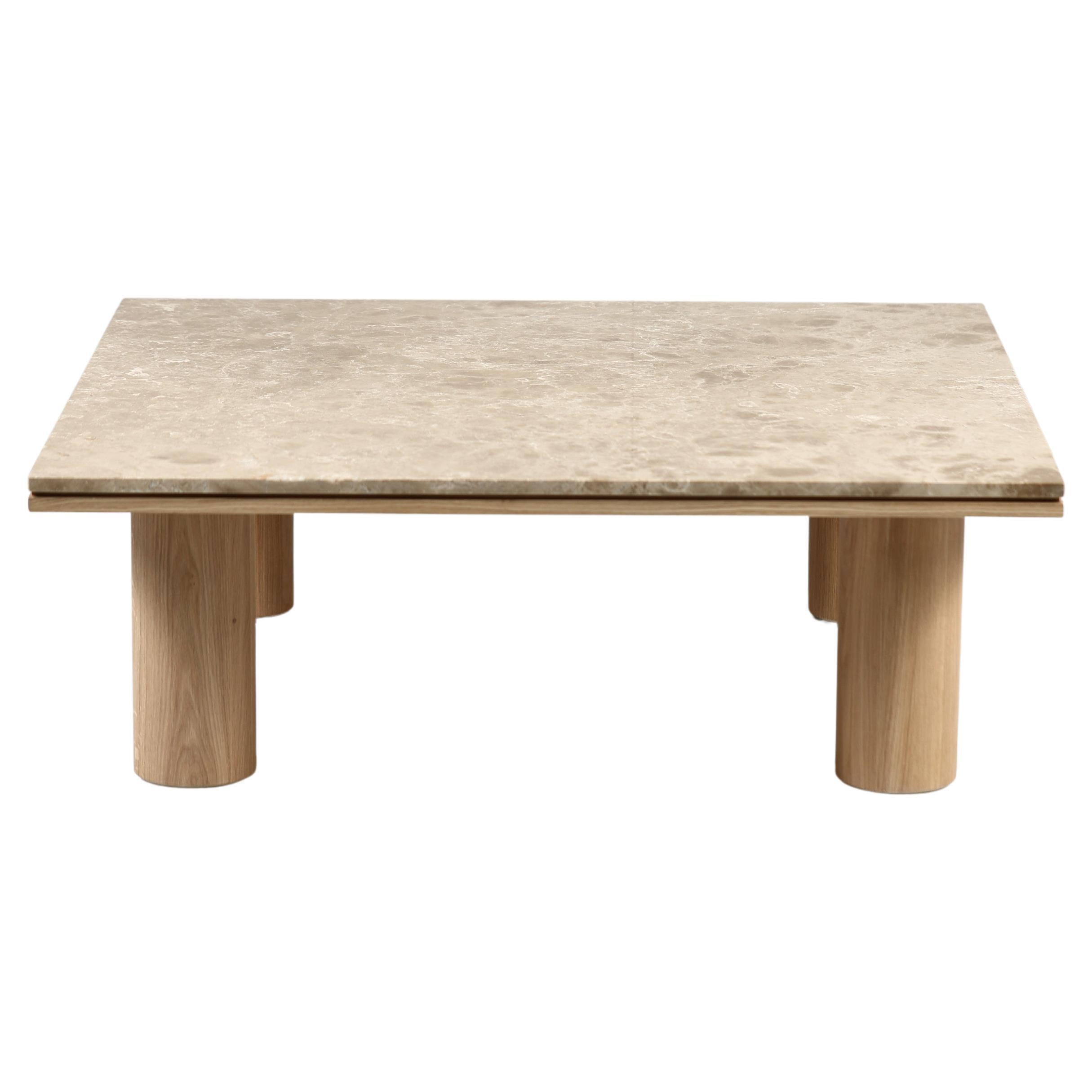 Table basse Yzma avec plateau en marbre et chêne massif (La collection Saga en chêne) en vente