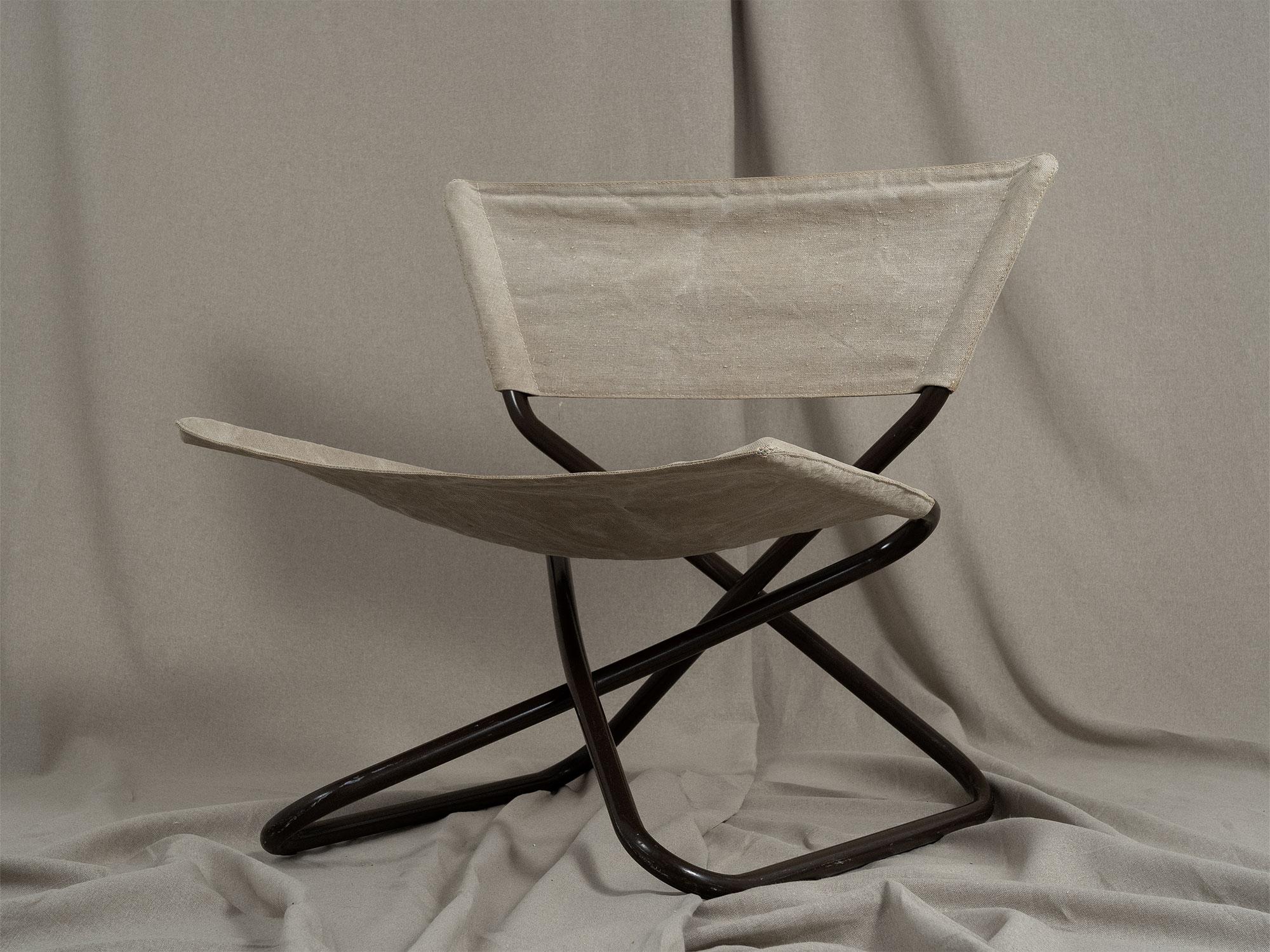 Z-Down folding chair by Erik Magnussen, produced by Torben Ørskov in Denmark in 1968. Dark brown lacquered metal tube frame with the original natural linen canvas slip-on seat. There are a couple of worn spots on the frame and canvas.