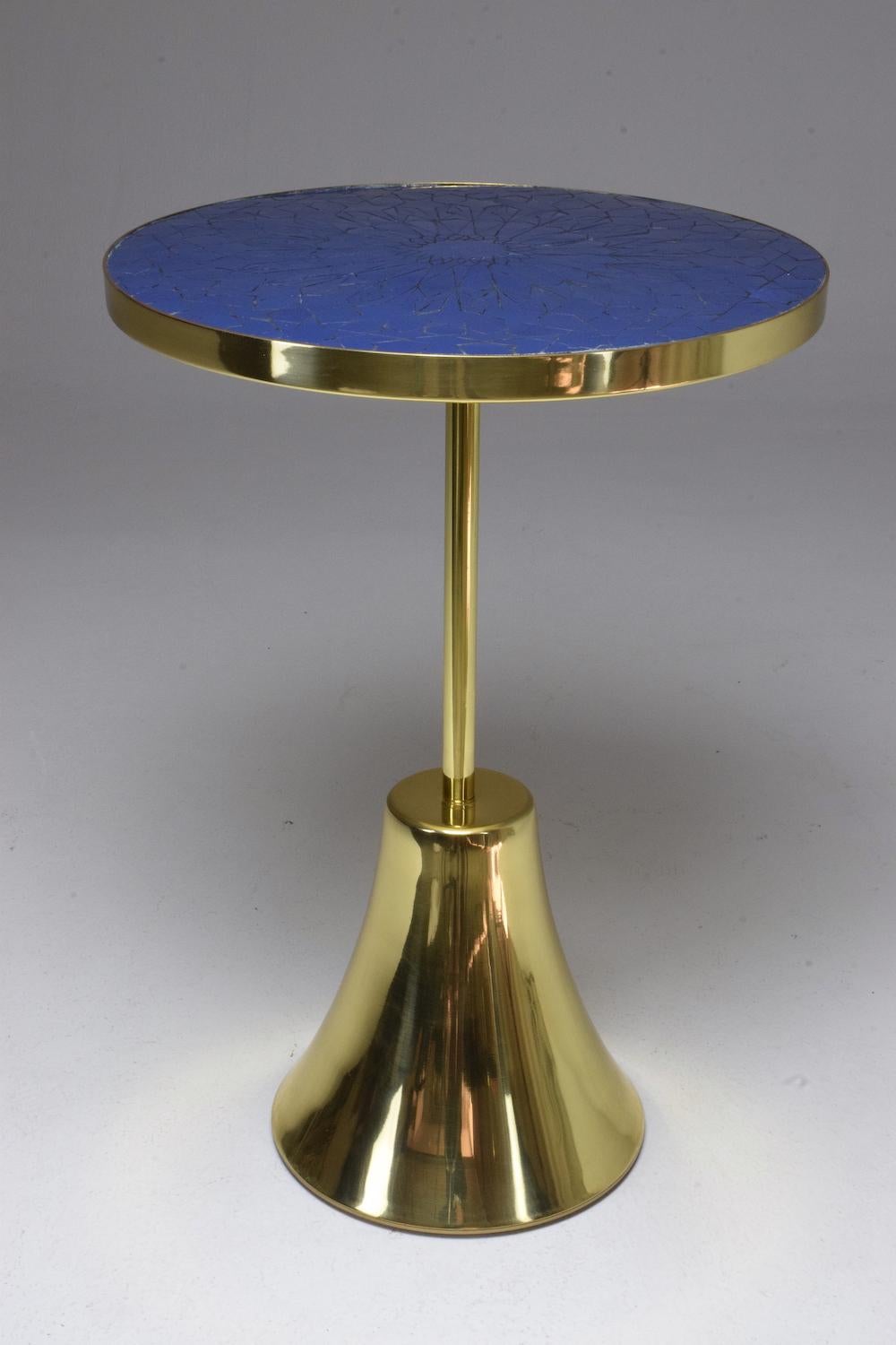 Table d'appoint guéridon contemporaine fabriquée à la main, composée d'une structure en laiton massif et conçue avec un plateau en mosaïque de carreaux bleus au design de zelliges orientaux. 
Un choix de différentes hauteurs et dimensions permet