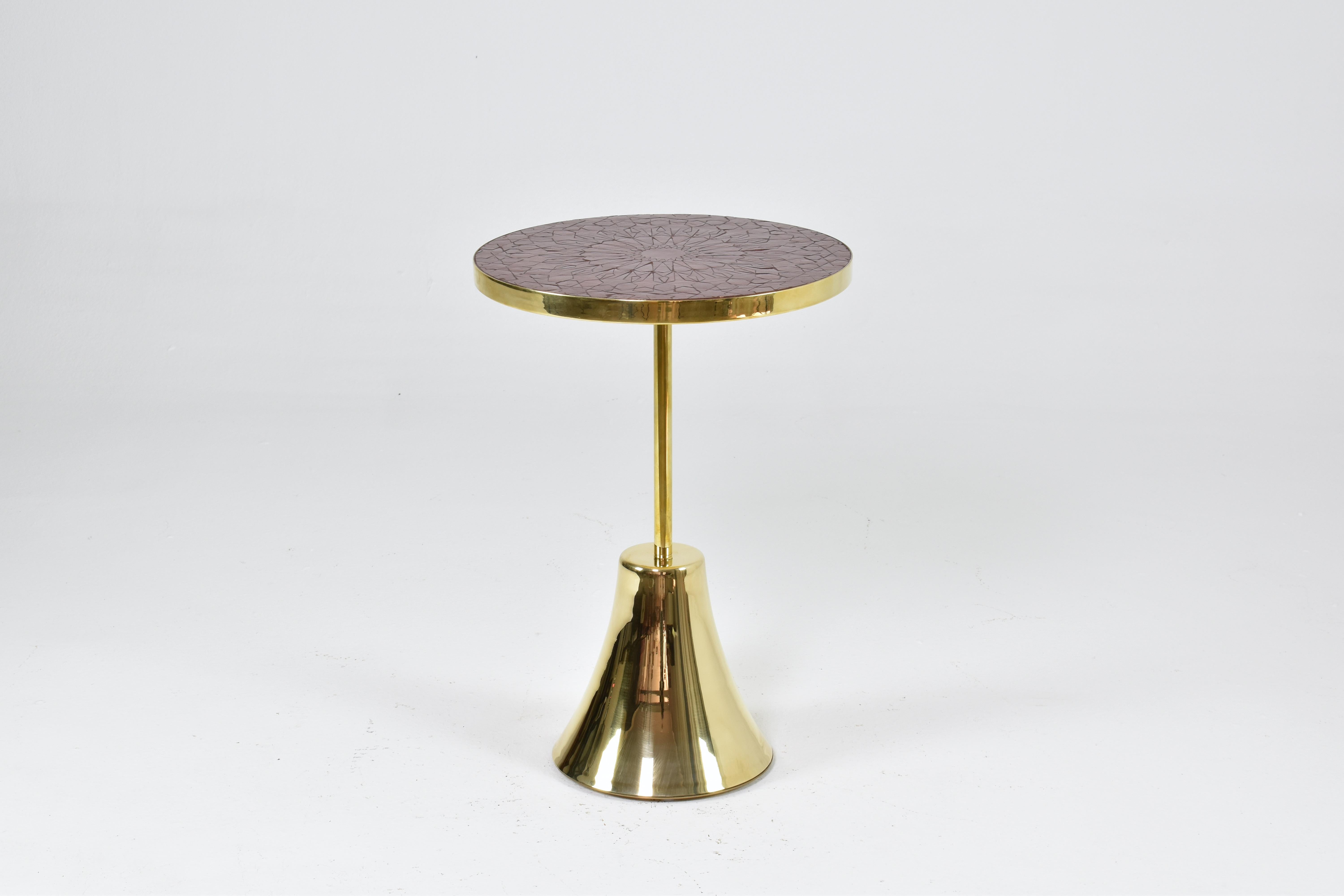 Contemporary handcrafted guéridon side table composed of a thick solid gold brass structure and designed with an intricate red mosaic tile tabletop oriental zellige design. 

Flow collection, Zel.1.1.360 
21st century
Base type 1
Solid french