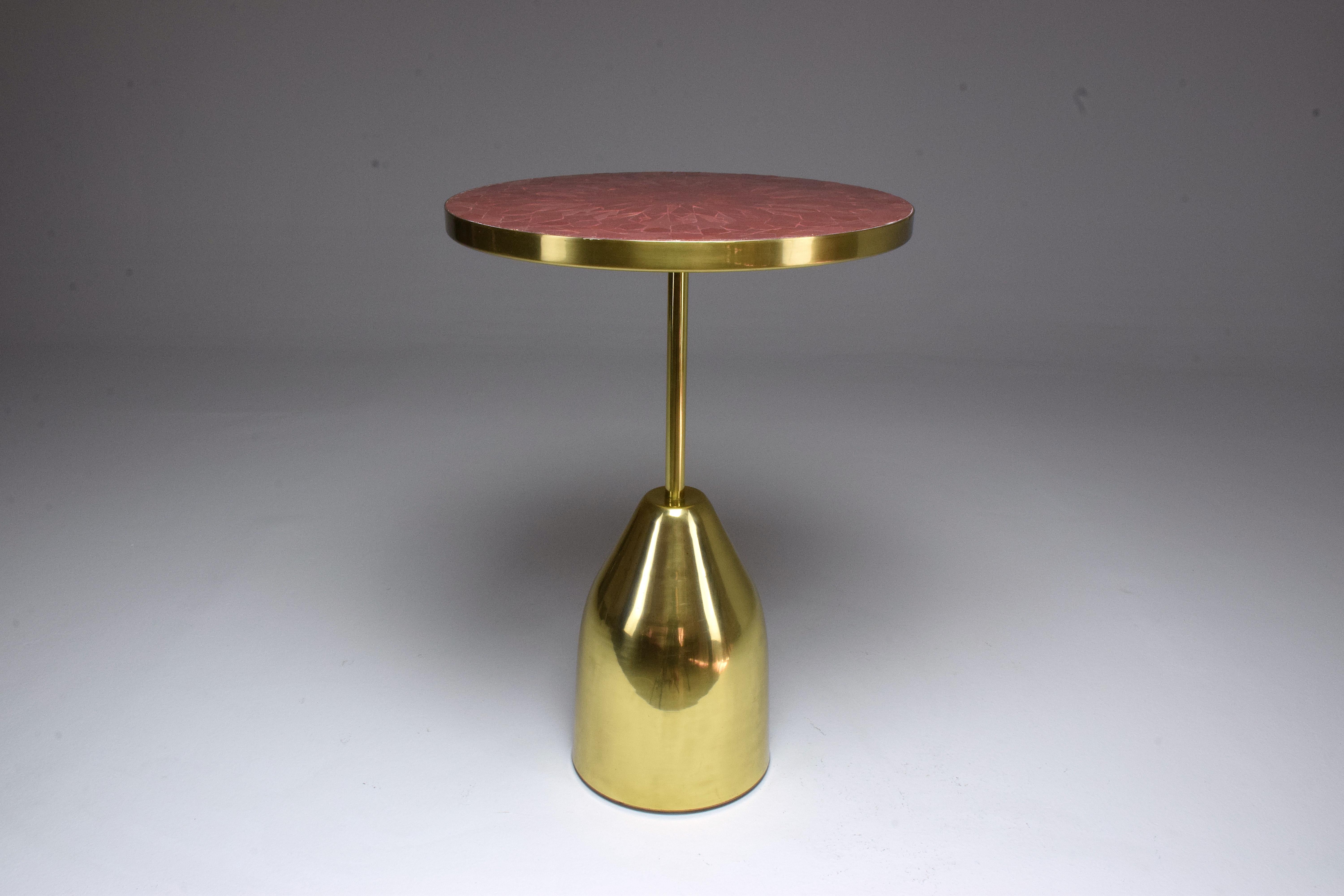 Contemporary handcrafted guéridon side table composed of a solid gold brass structure and designed with an intricate red mosaic tile tabletop oriental zellige design. 

Flow collection Zel.1-3-360 
21st century 
Base type 3
Solid French polished