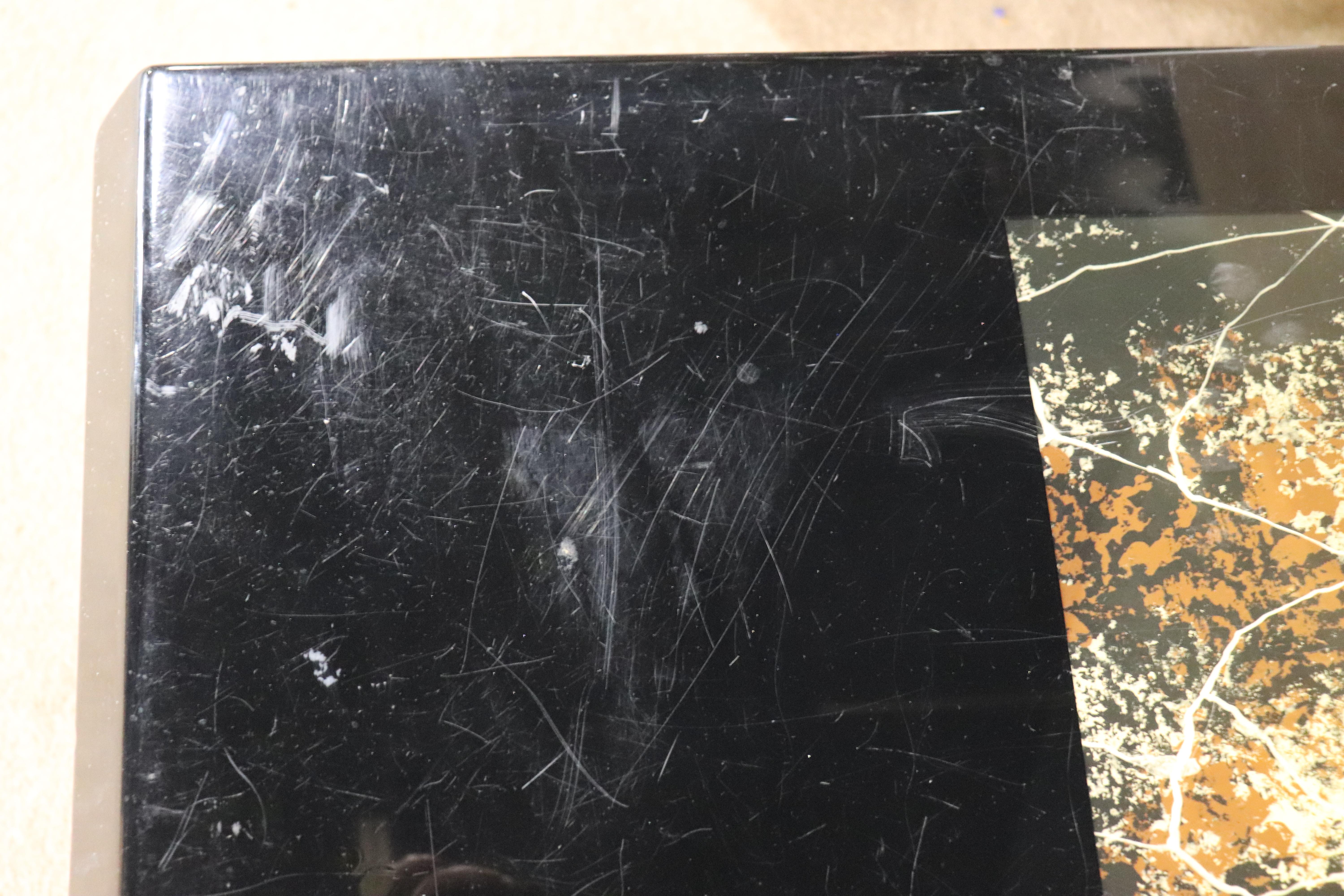 Tables d'appoint en pierre en forme de 'Z en vente 4