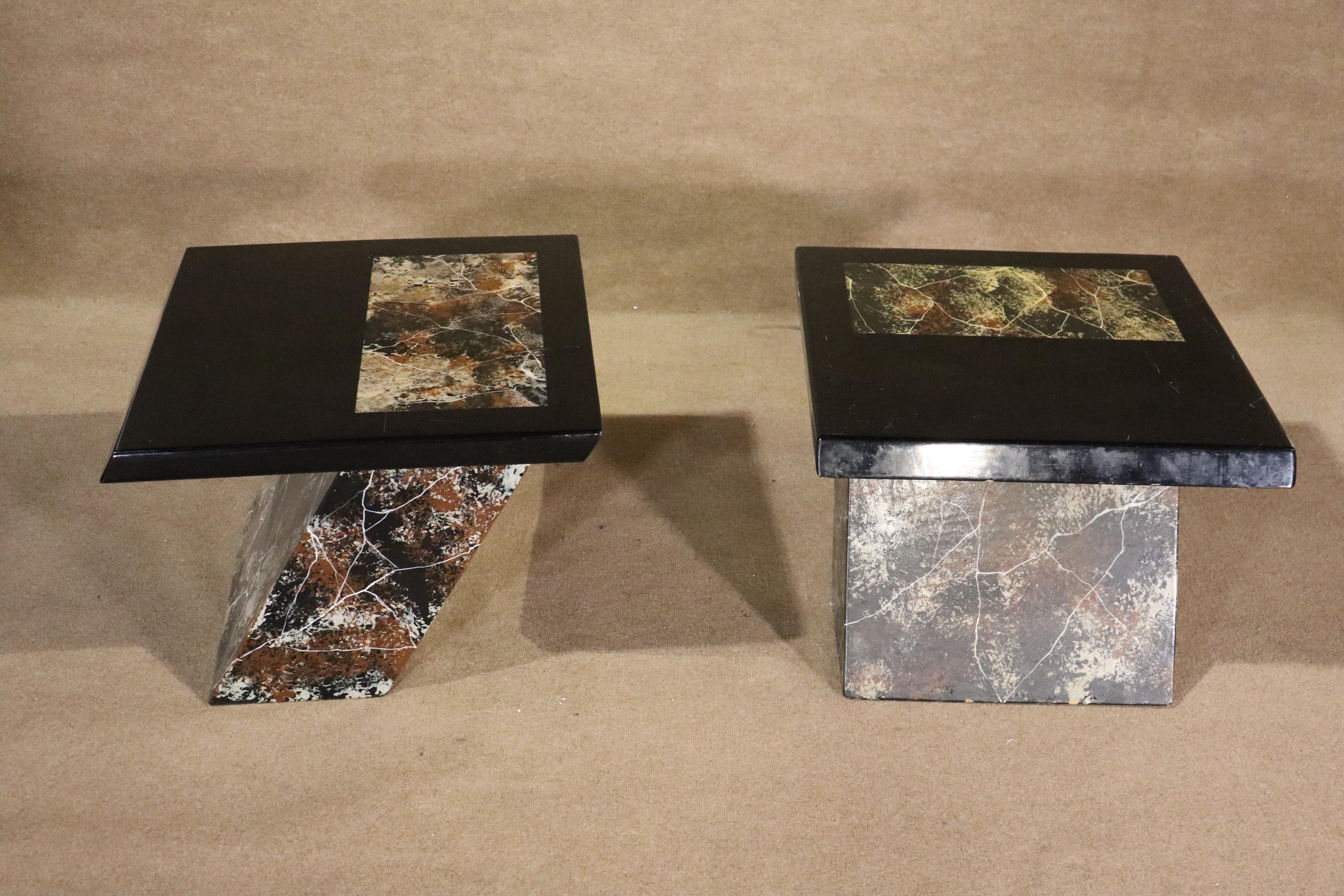 Paire de tables d'appoint en angle avec base en composition et plateaux en acrylique laqué. Tables d'appoint de belle forme pour le salon.
Veuillez confirmer le lieu NY ou NJ