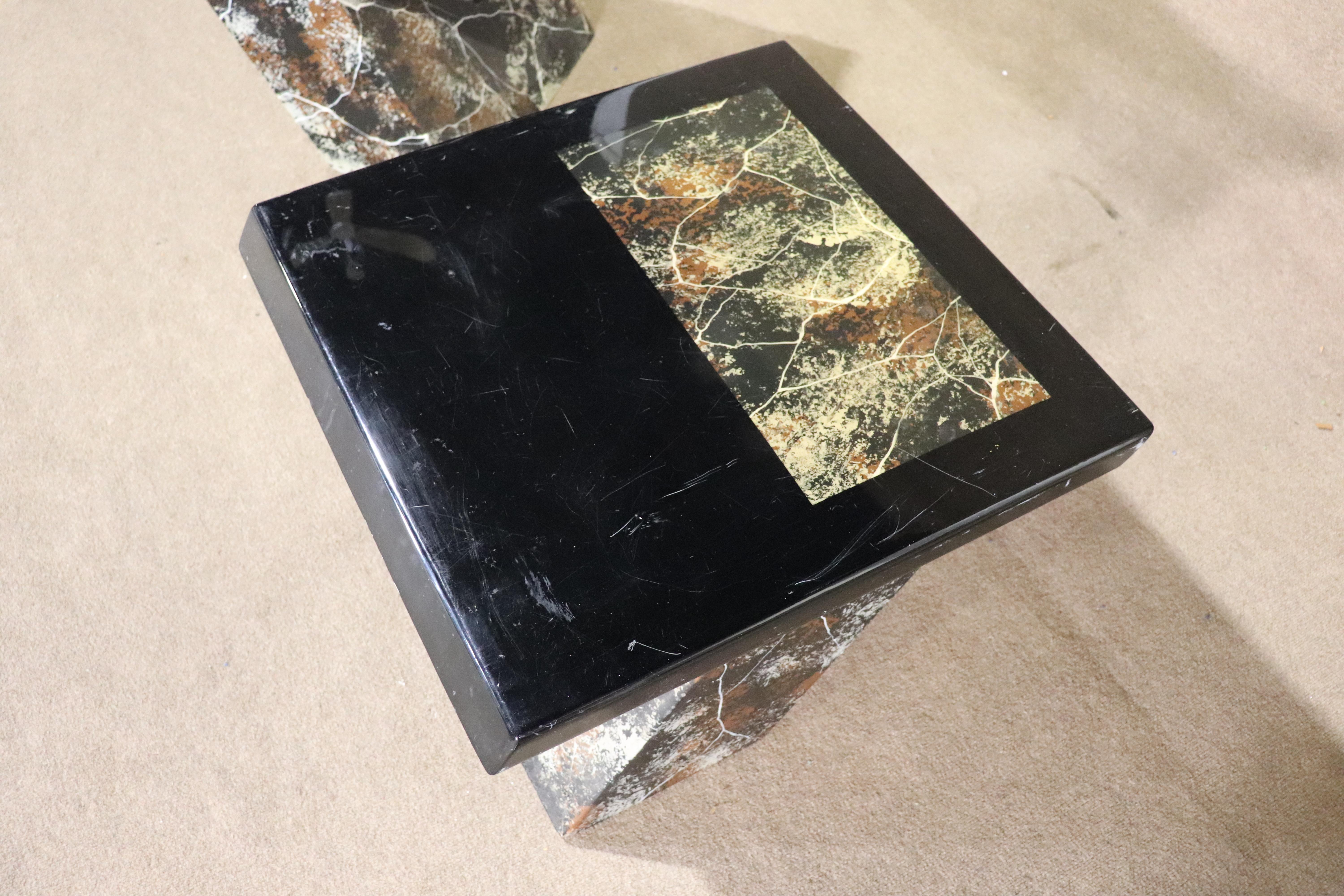 Composition Tables d'appoint en pierre en forme de 'Z en vente