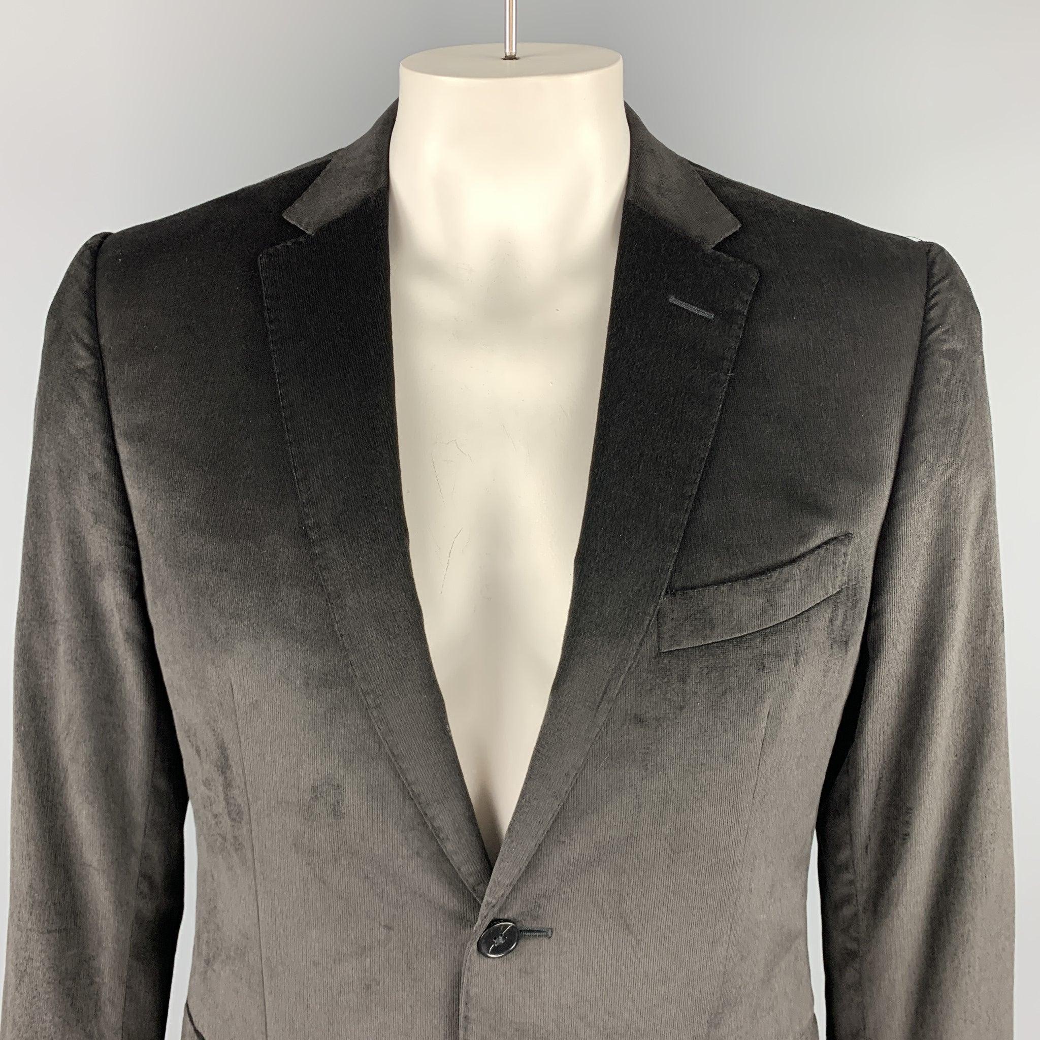 Z ZEGNA sport coat comes in black velvet with a notch lapel, single breasted, two button front, and double vented back.
Very Good Pre-Owned Condition. 

Marked:   IT 50 R 

Measurements: 
 
Shoulder: 18 inches Chest:
42 inches Sleeve: 25 inches
