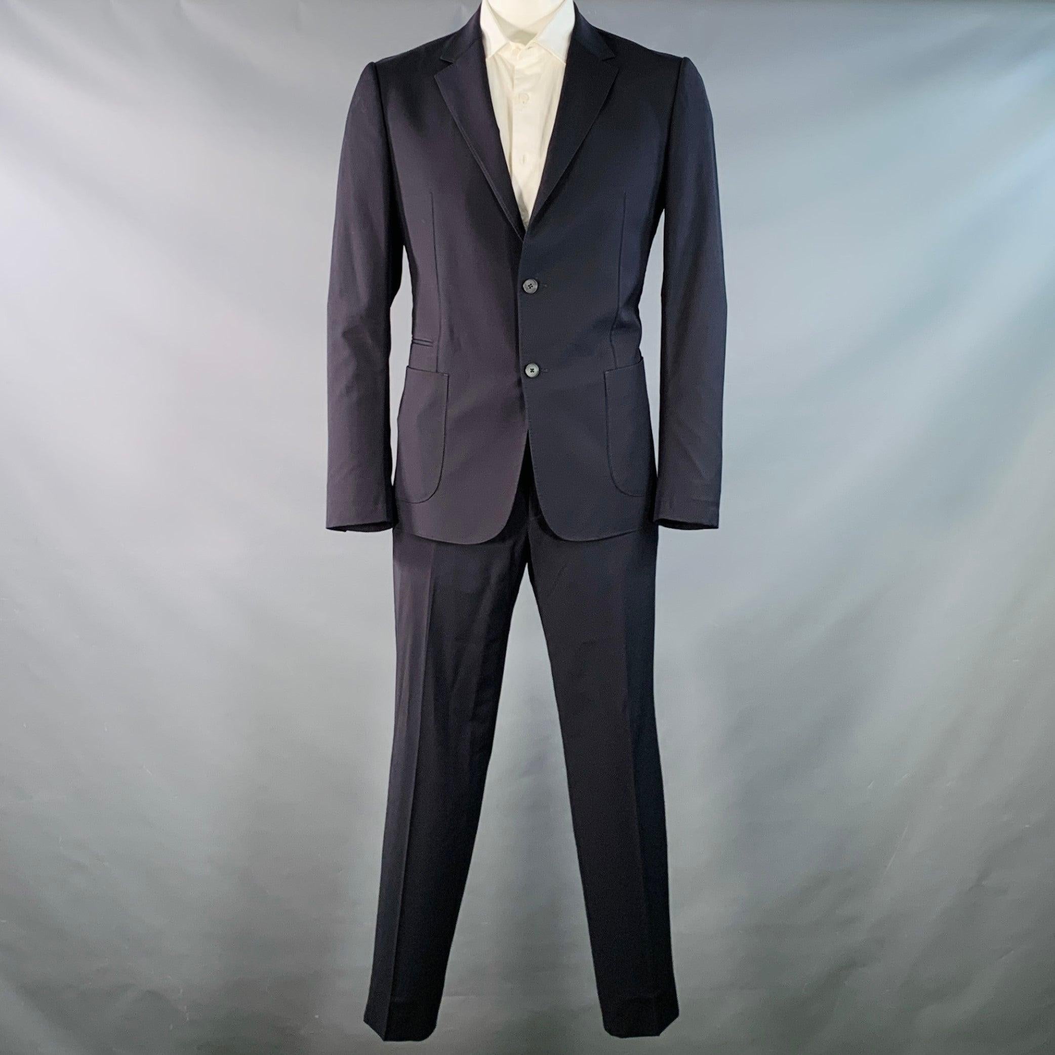 Zegna Tech Merino Wash & Go
abito in lana navy con fodera integrale e comprende un cappotto sportivo monopetto a due bottoni con rever a tacca e pantaloni piatti abbinati. 

Contrassegnato:   IT 52R 

Misure: 
  -GiaccaSpalla: 17,25 pollici Petto: