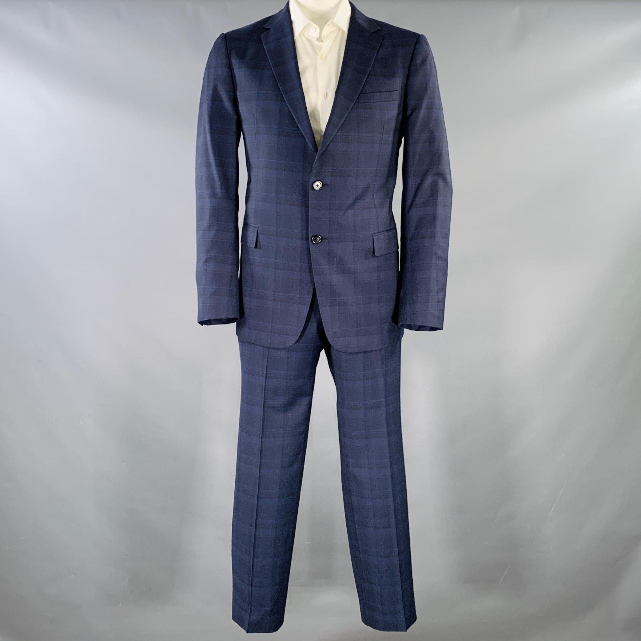 Z Zegna vestito
in lana a quadri blu e blu e comprende un cappotto sportivo monopetto a due bottoni con risvolto a tacca e pantaloni piatti abbinati. Molteplici segni minori, difficili da vedere. 

Contrassegnato:   IT 56R 

Misure: 
 