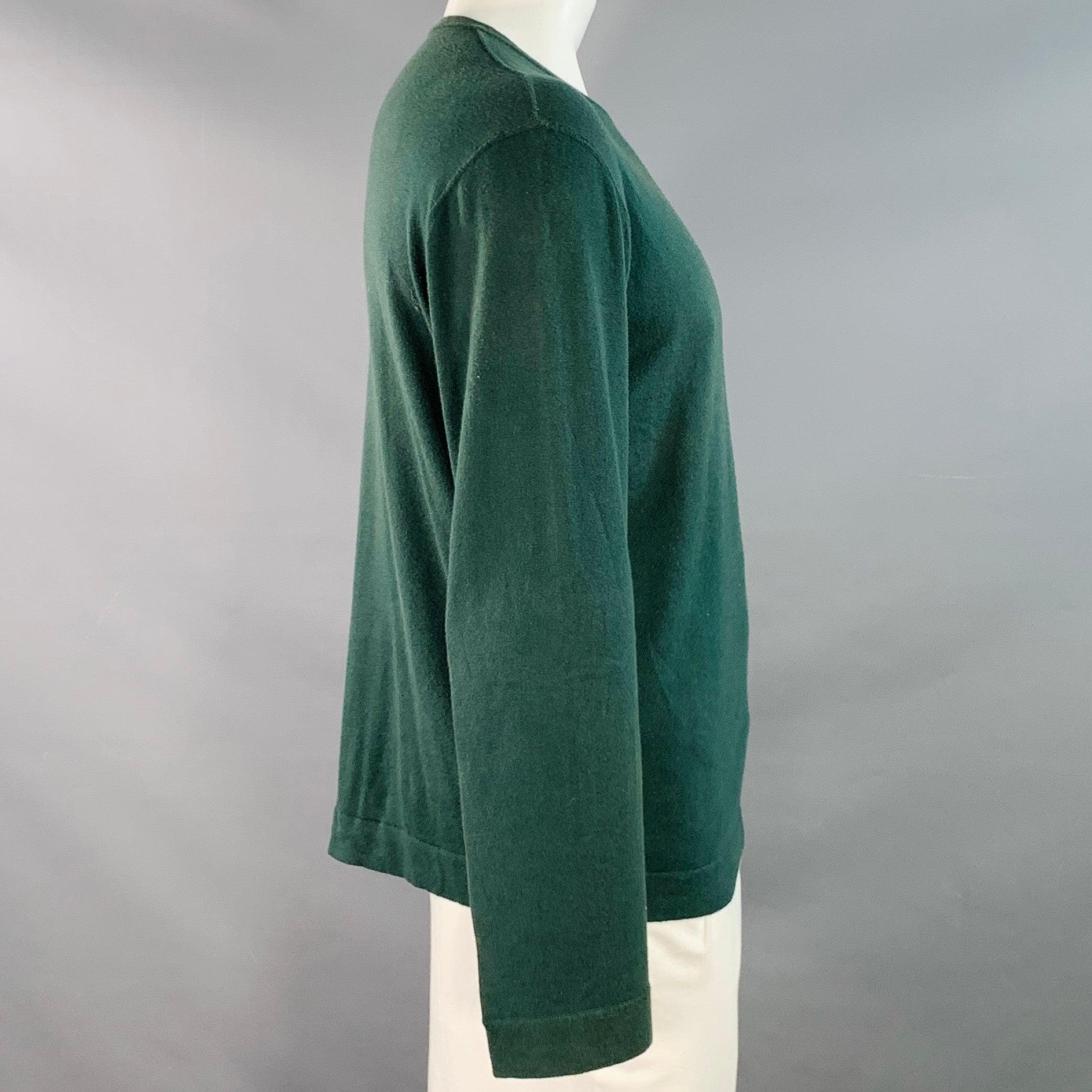 Jersey Z ZEGNA
en punto de mezcla de algodón y cachemira de color verde bosque, con mangas largas y cuello redondo. Nota: las mangas de esta prenda están ligeramente estiradas debido al uso, y tienen una longitud ligeramente desigual. Por favor,
