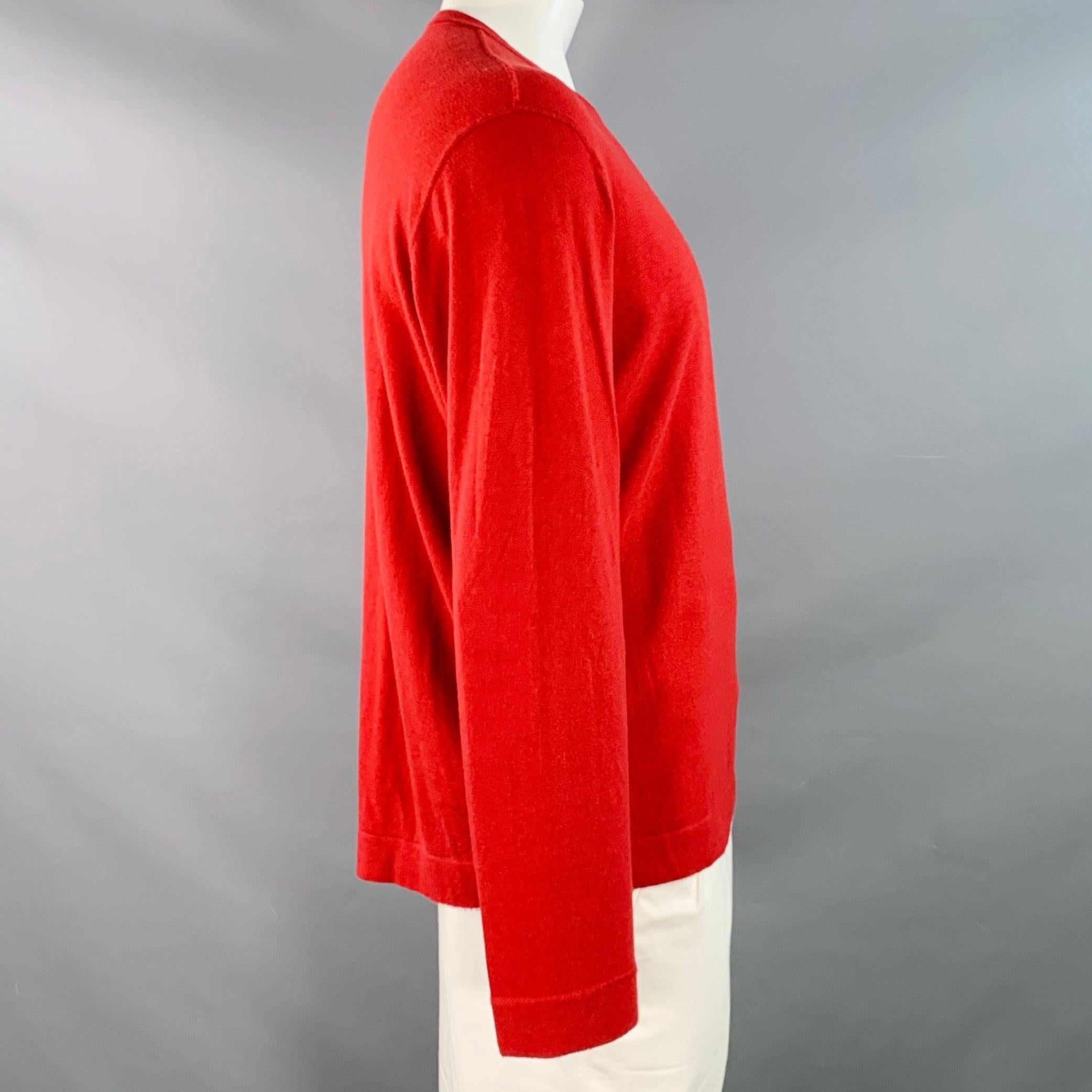 Jersey Z ZEGNA
de punto de cachemira de algodón rojo, con mangas largas y cuello redondo. Muy buen estado de conservación. Moteado moderado en el dobladillo lateral derecho. 

Marcado:   L 

Medidas: 
 
Hombro: 21,5 pulgadas Pecho: 48 pulgadas