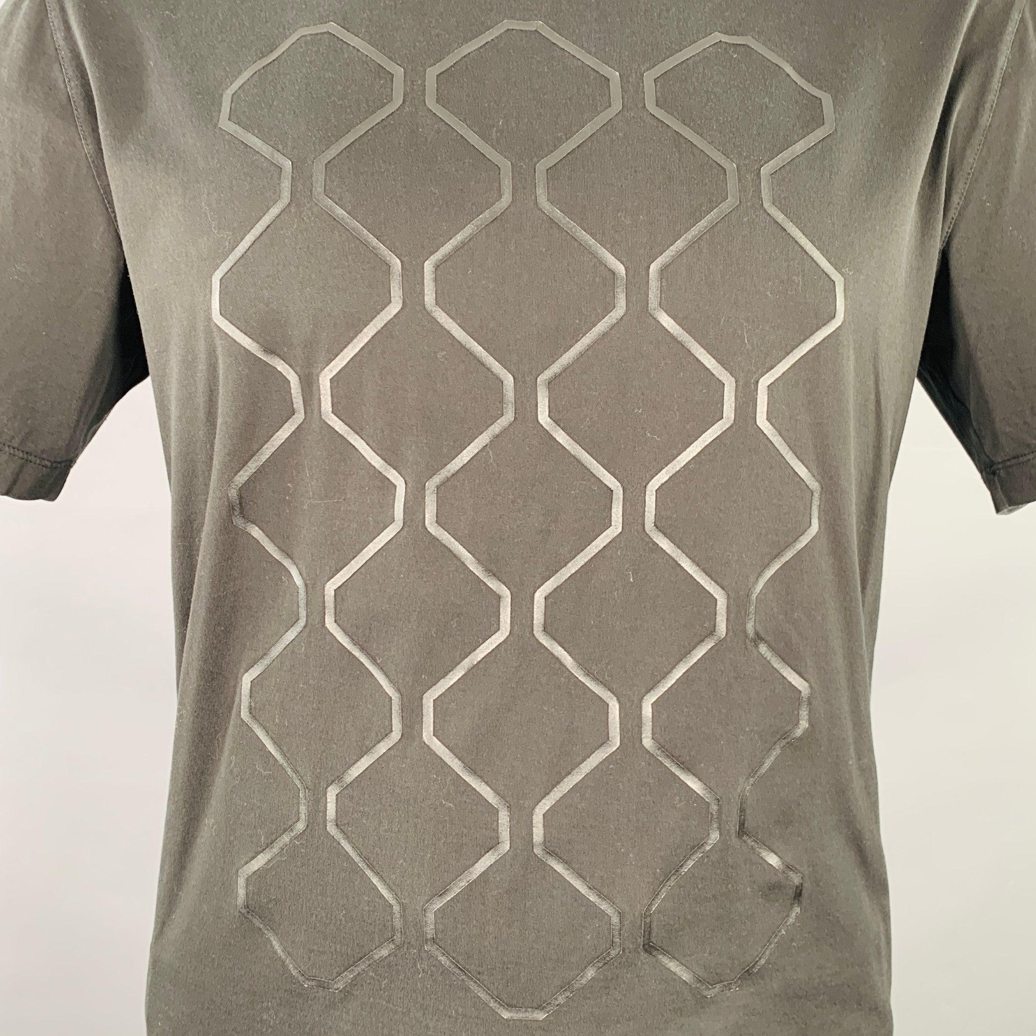 Z ZEGNA t-shirt
aus schwarzem Baumwolljersey mit schwarzem, geometrischem Druck und Rundhalsausschnitt. Ausgezeichneter Pre-Owned Zustand. 

Markiert:   XL 

Abmessungen: 
 
Schultern: 19,5 Zoll Brustumfang: 45 Zoll Ärmelumfang: 9 Zoll Länge: 27,5