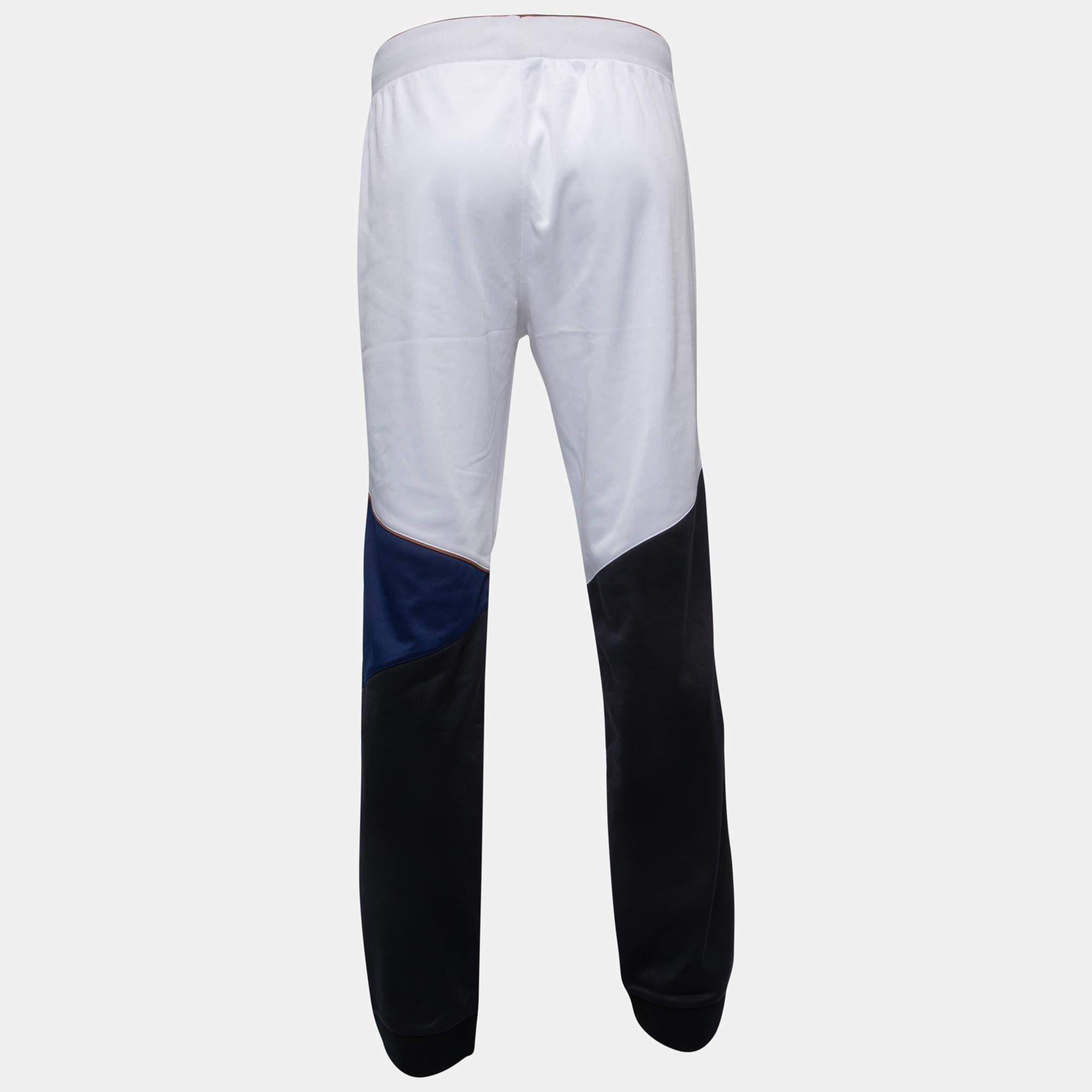 These Z Zegna joggers embody style and comfort. Crafted with precision these joggers blend luxury and functionality effortlessly for all day ease.
